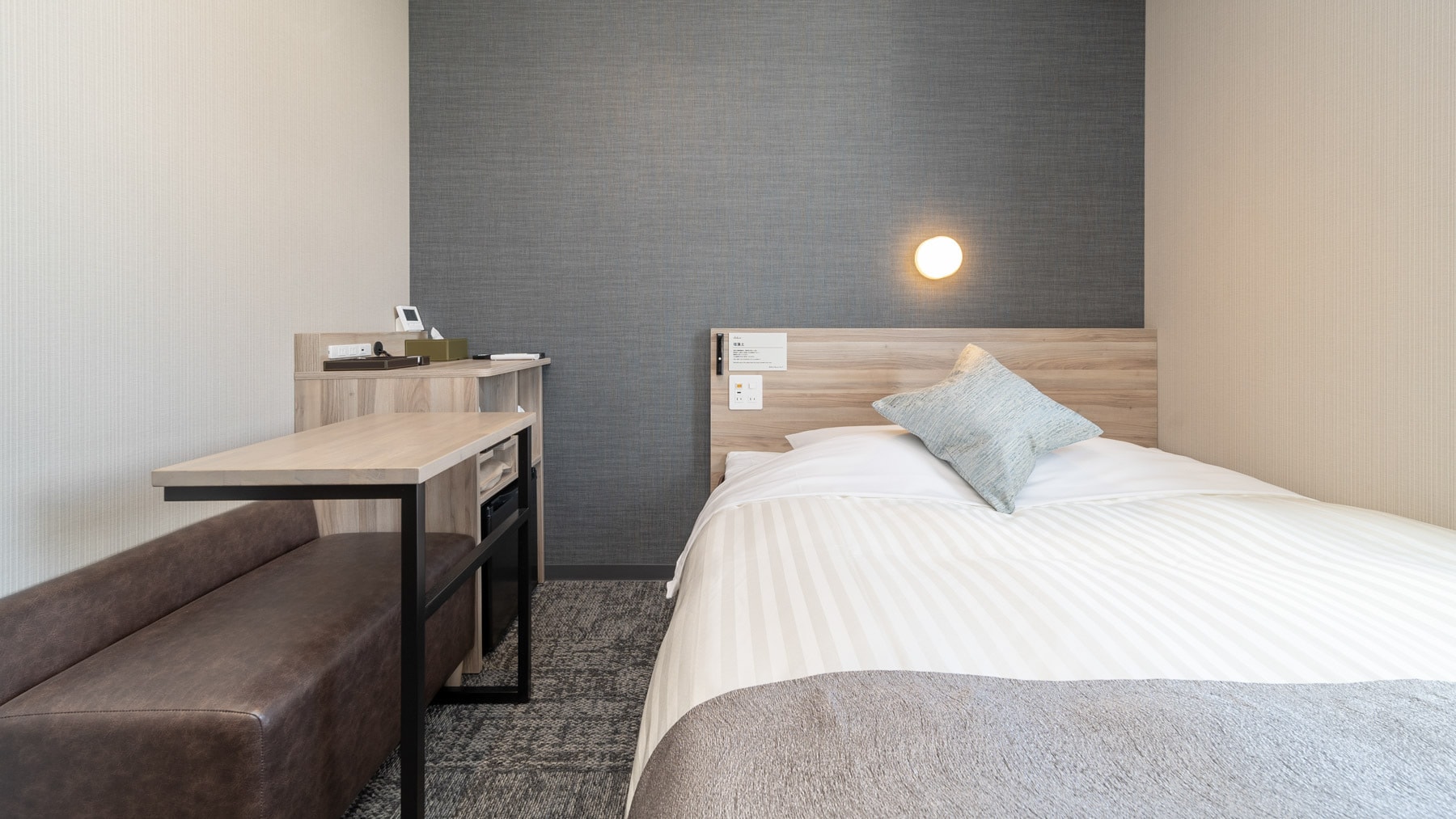 A 150cm wide bed and a mattress with just the right amount of firmness will ensure you a good night's sleep.