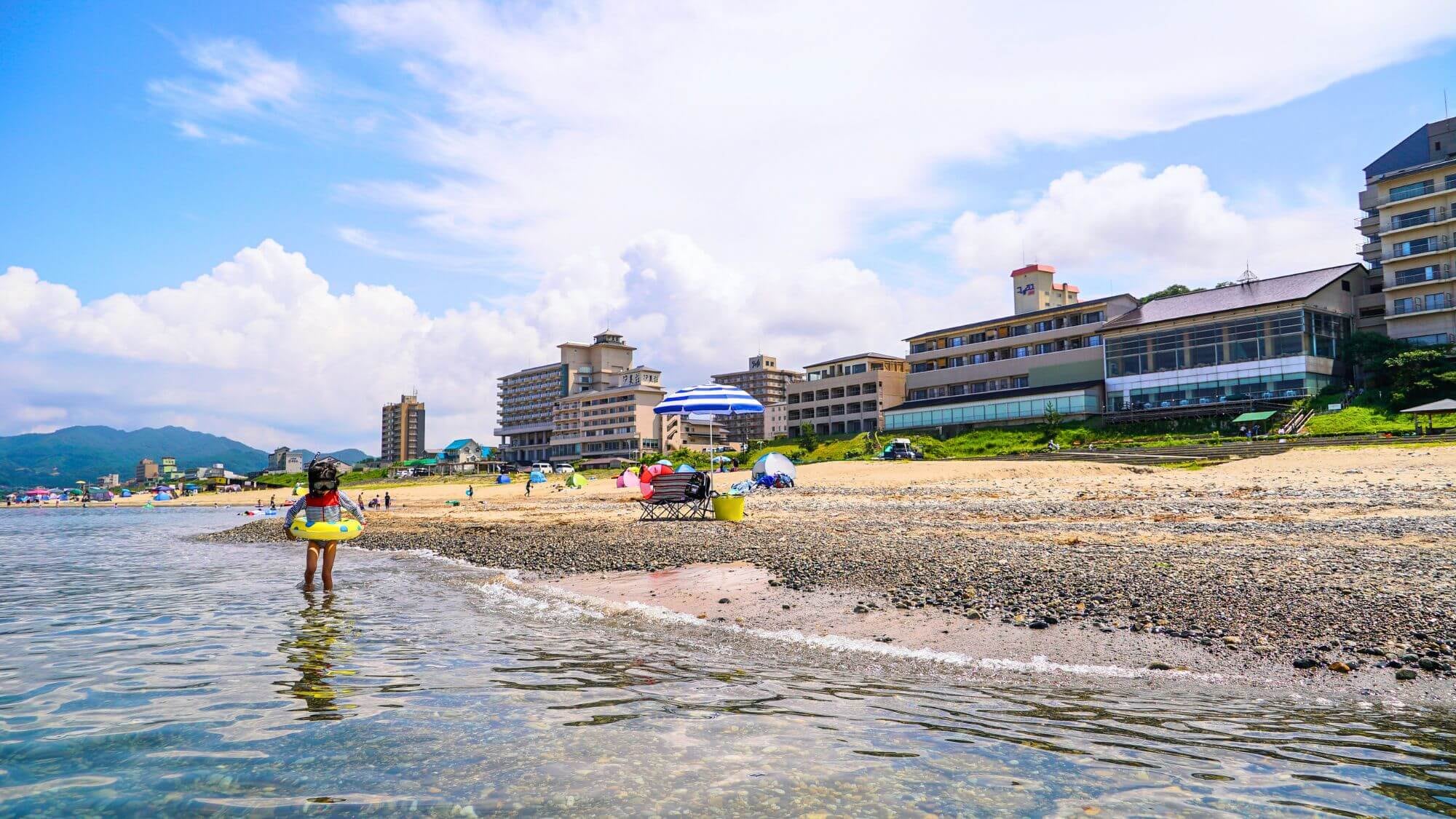【瀨波溫泉海灘】距離飯店步行0分鐘。夏季您可以在海裡盡情游泳。