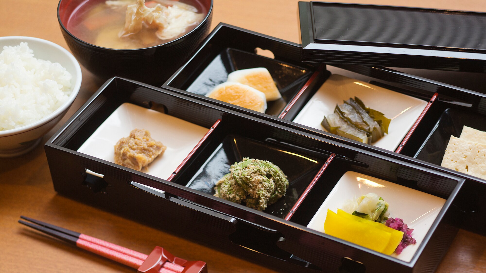 [Breakfast] Kombu-jime (dried kelp) and kamaboko (fish cake) are all included in this healthy breakfast, and we're recharged with energy!
