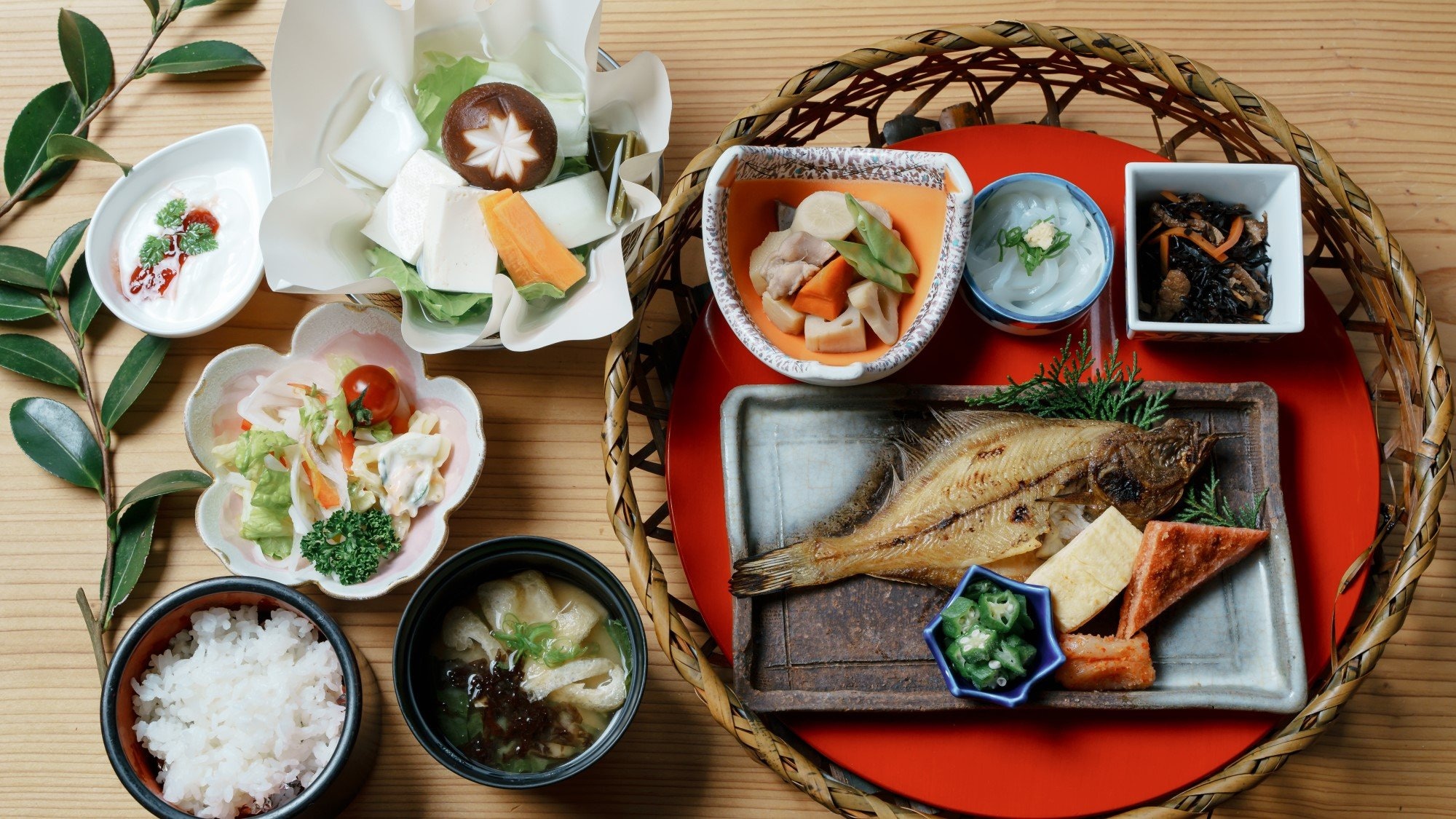 [Sarapan] Keranjang berisi bahan-bahan seimbang, termasuk ikan panggang