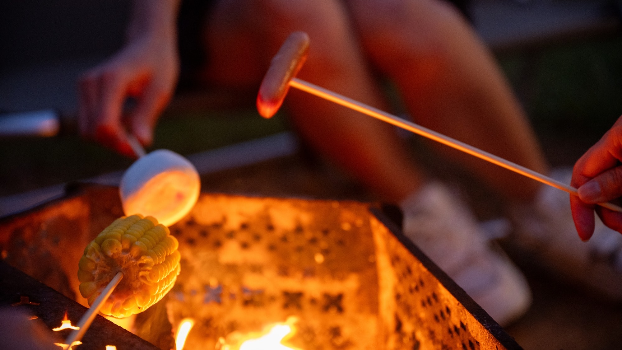 把它放在火上烤，烤到融化就可以吃了。这是结束篝火之夜的完美方式。
