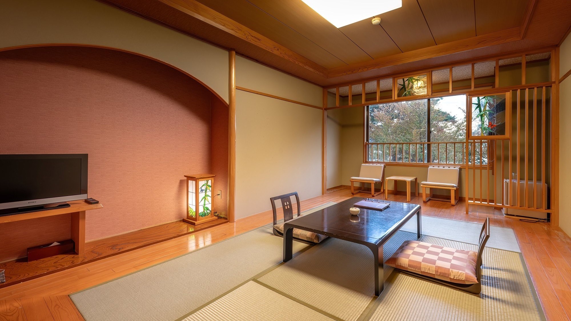 ■There are two types of Japanese-style rooms with wide verandas and playful stained glass windows. *Room type cannot be selected.
