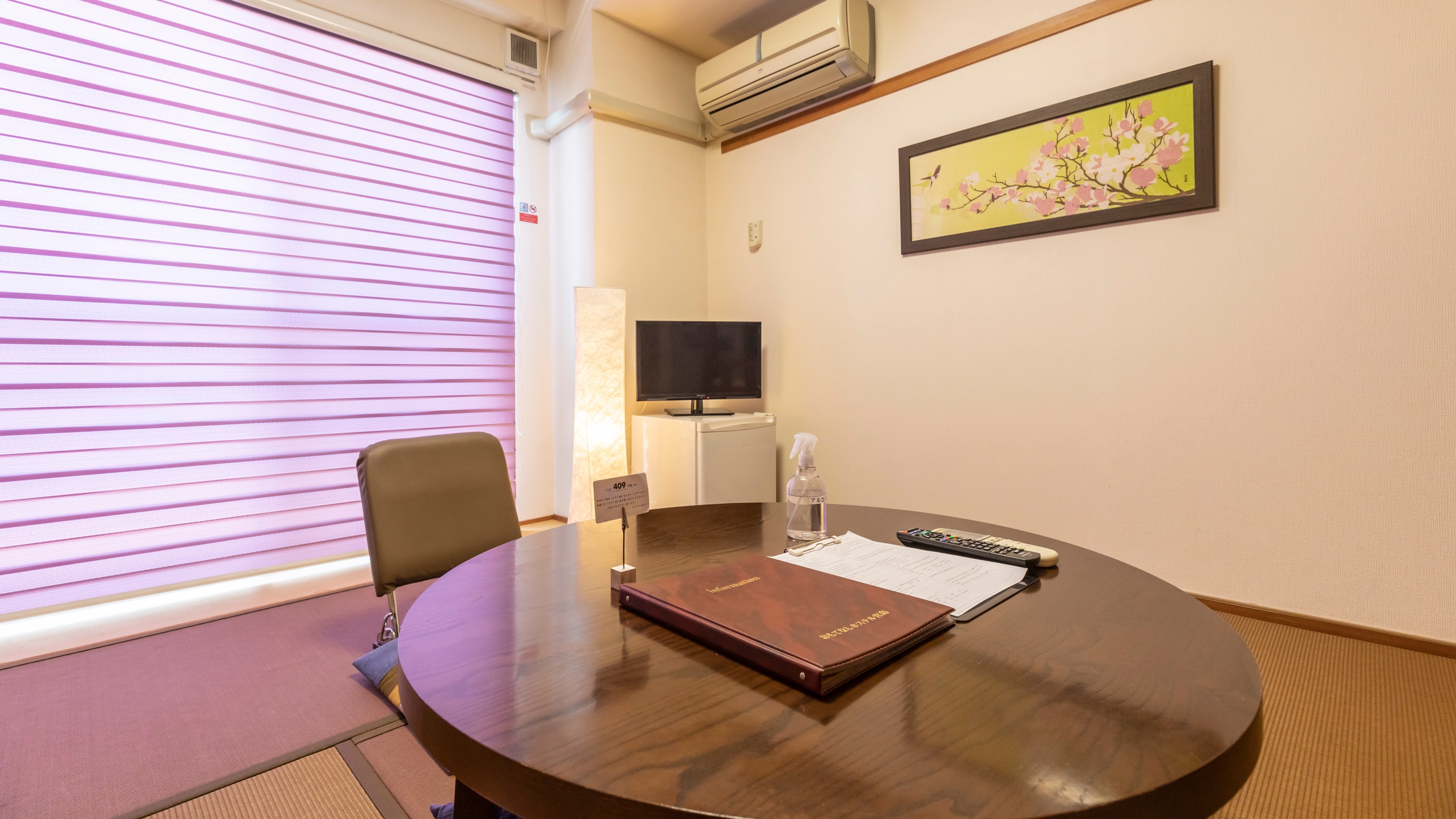 [Non-smoking] Japanese-Western style room for 1 to 4 people (bunk beds, futons) (shared bathroom and toilet)