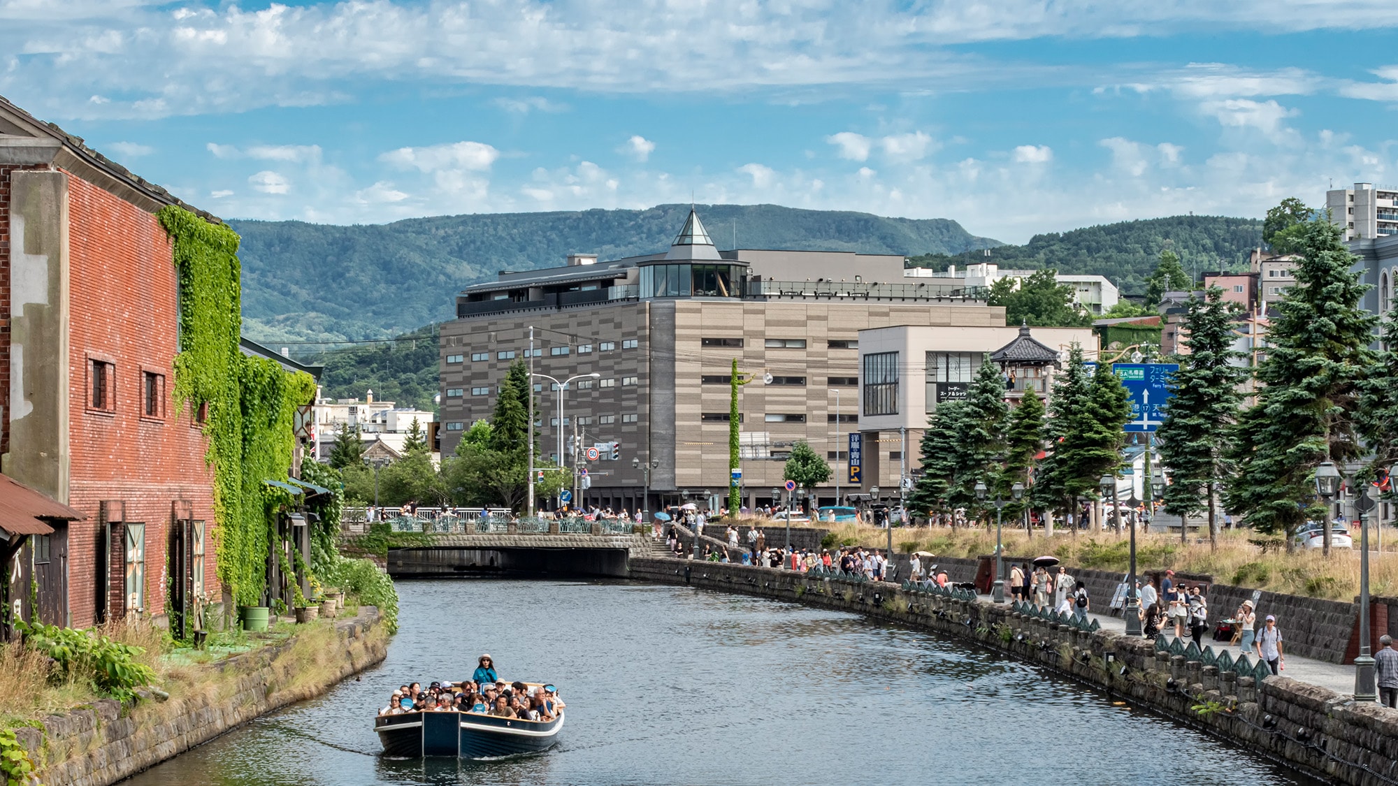 [Exterior] A hotel located right in front of the Otaru Canal. Enjoy canal cruises, the charming townscape, and Otaru cuisine.
