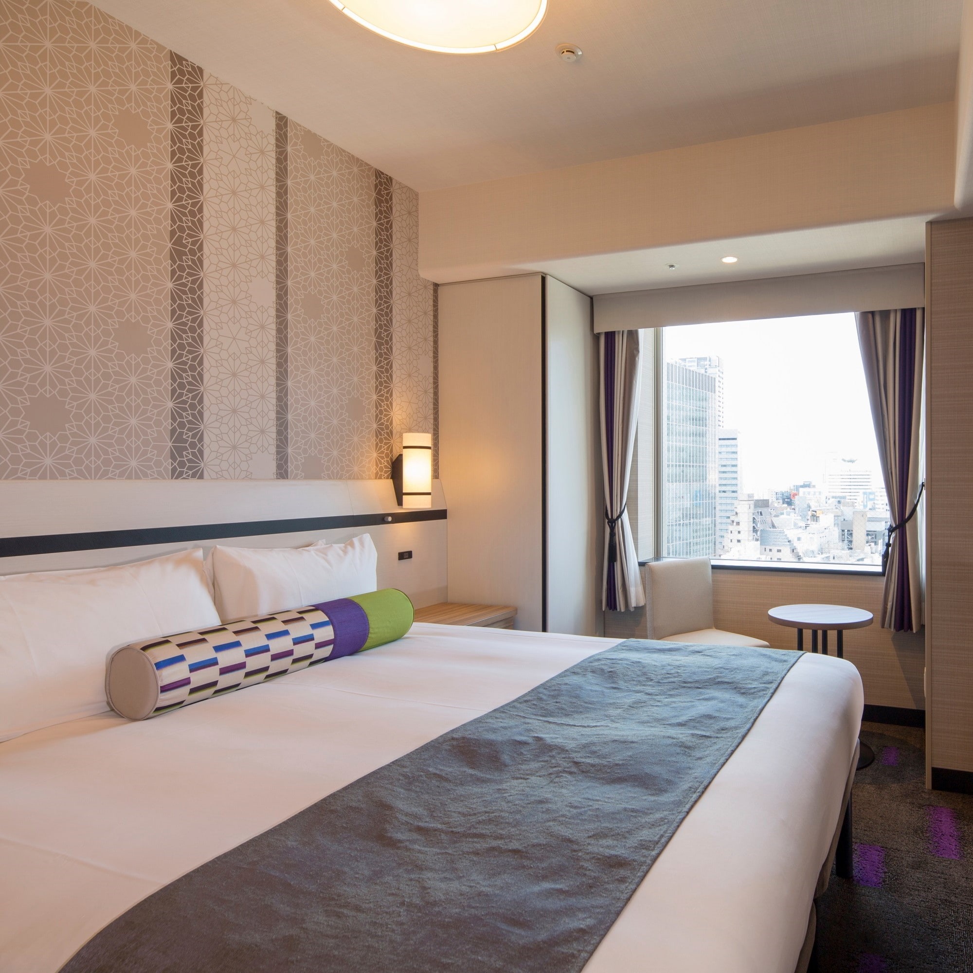 Queen room