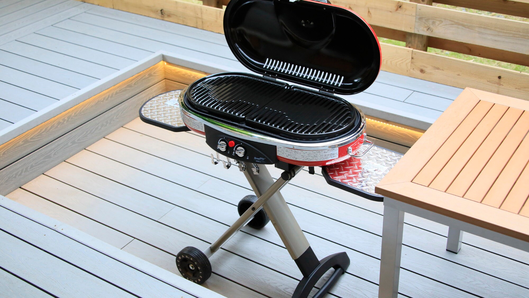 [Villa Glamping] Anda juga bisa menikmati BBQ di dek kamar Anda.