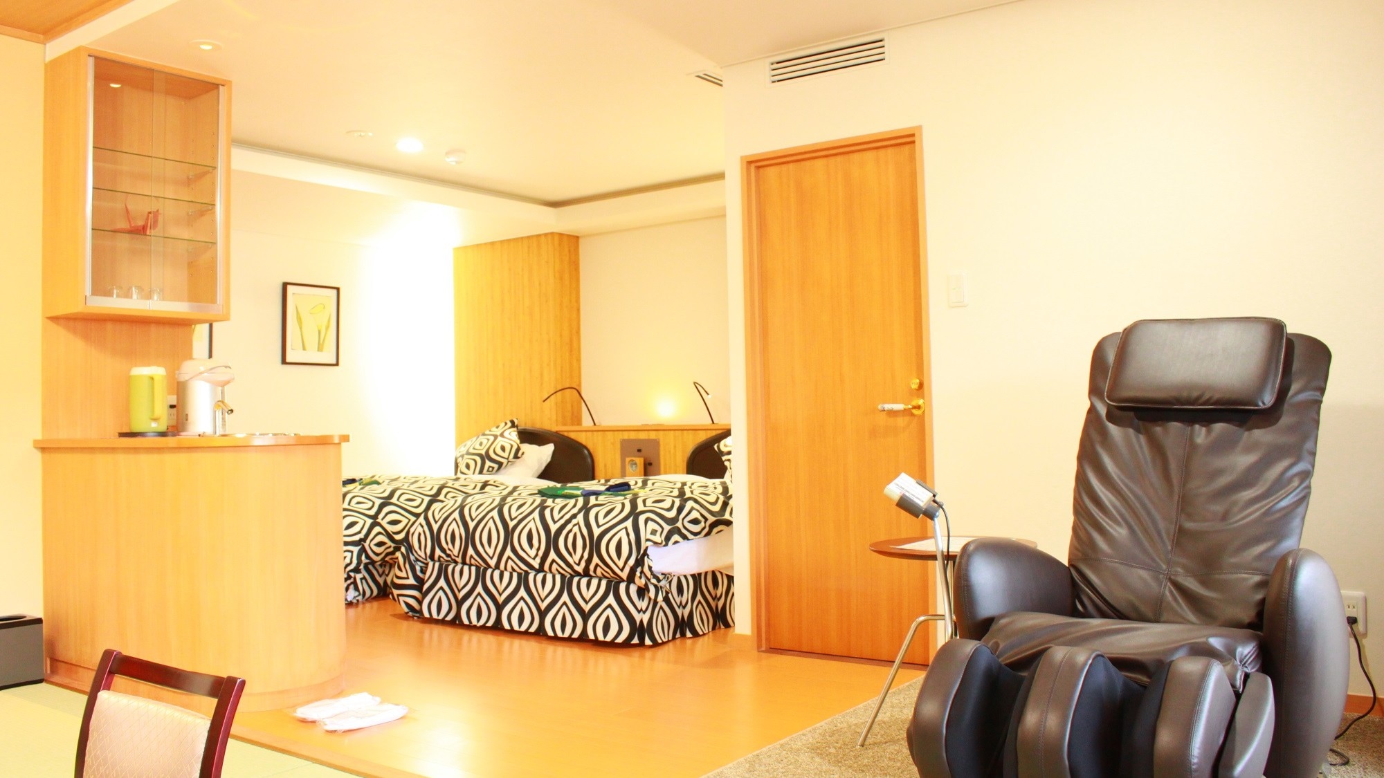 Suite dengan pemandian terbuka Kamar Jepang dan Barat Kamar tidurnya memiliki dua tempat tidur besar dan kursi pijat.