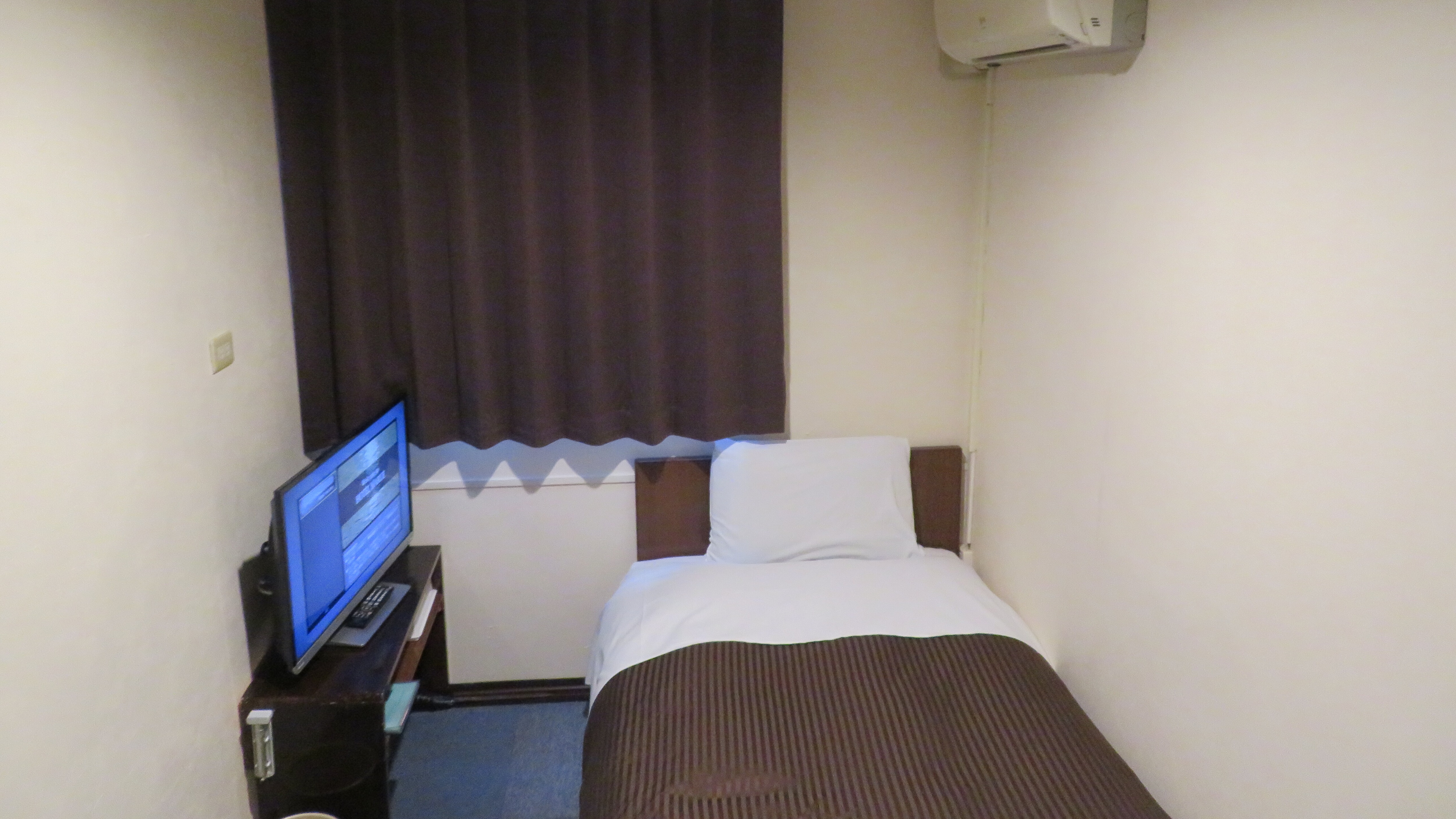[Out Bath Single B] It is a compact room with no water around the room. For traveling alone, touring, fishing, etc. ♪