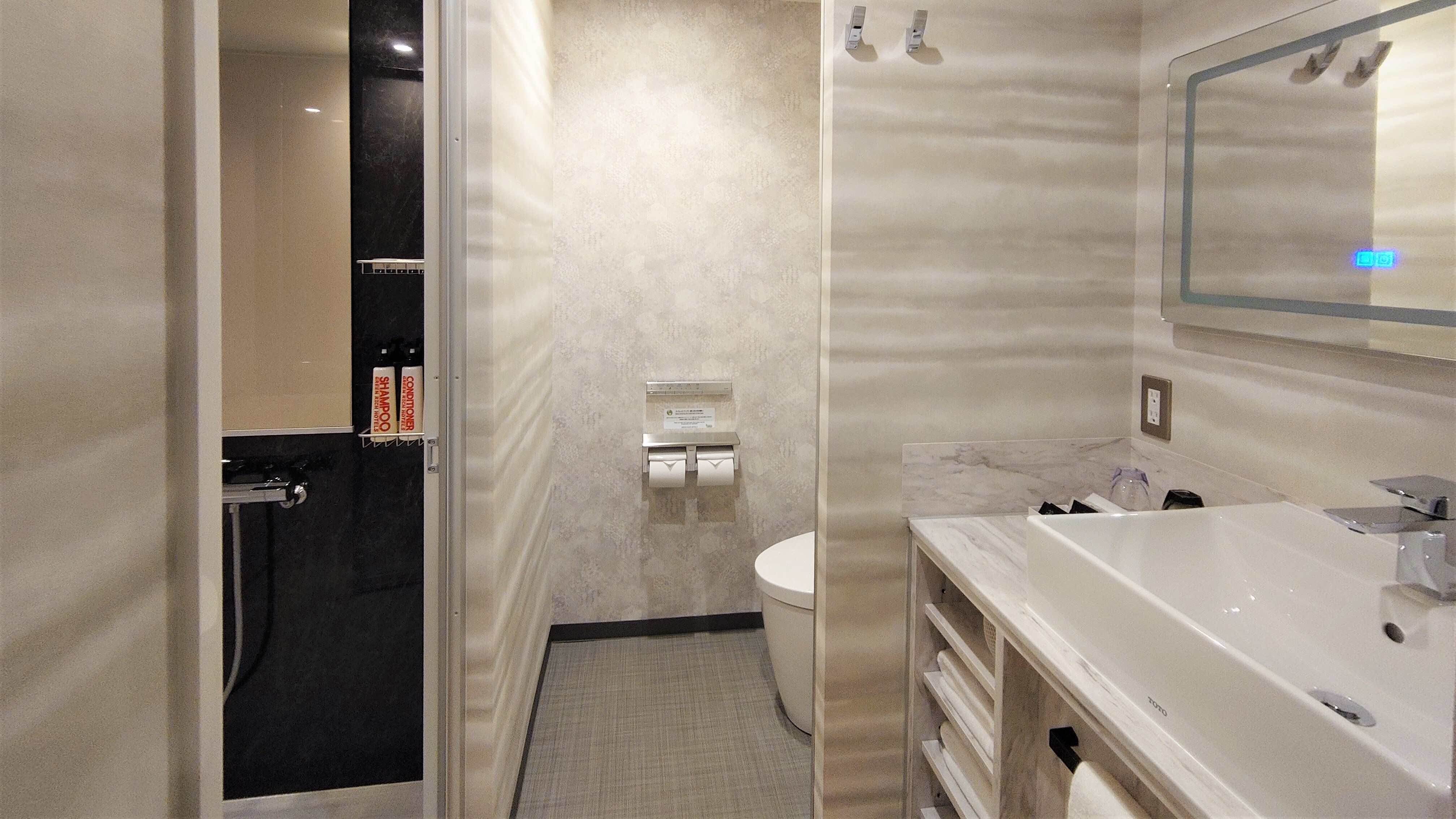 Executive room unit bath (separate washbasin and toilet)