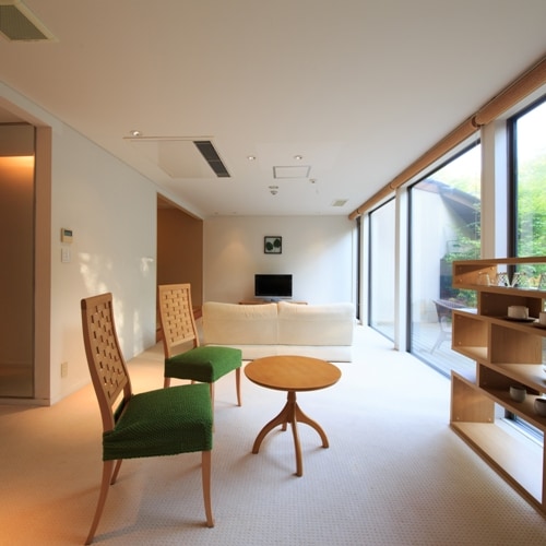 Modern Japanese and Western room with open-air bath