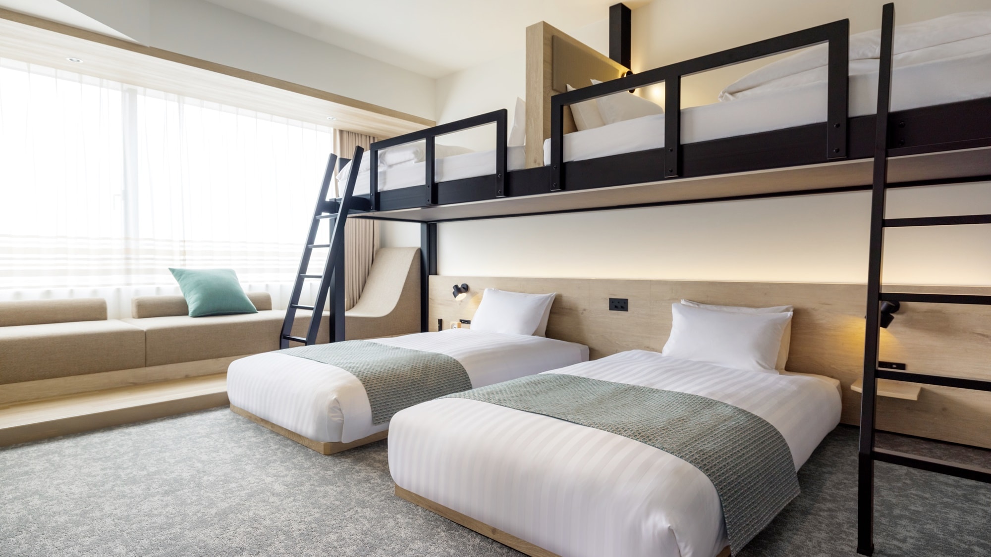 [Deluxe Family Bunk] ห้องพักที่มี 2 เตียงและ 2 เตียงสองชั้น สามารถรองรับผู้เข้าพักได้ 4 ท่าน