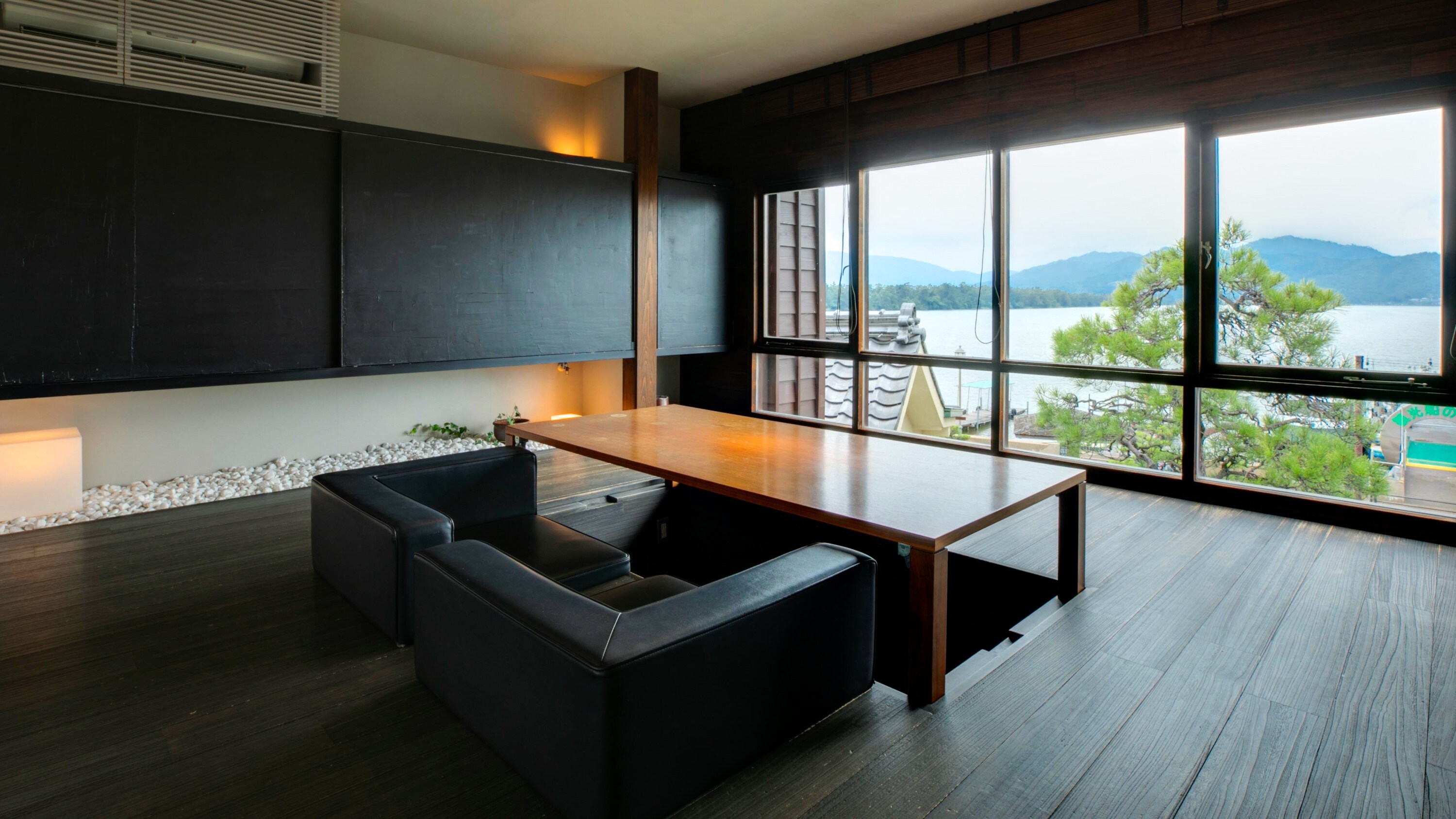 [3rd floor ◆ Japanese and Western room] "10,000 shaku" The sumi-iro floor is made of paulownia wood, so you can spend cool summers and warm winters.