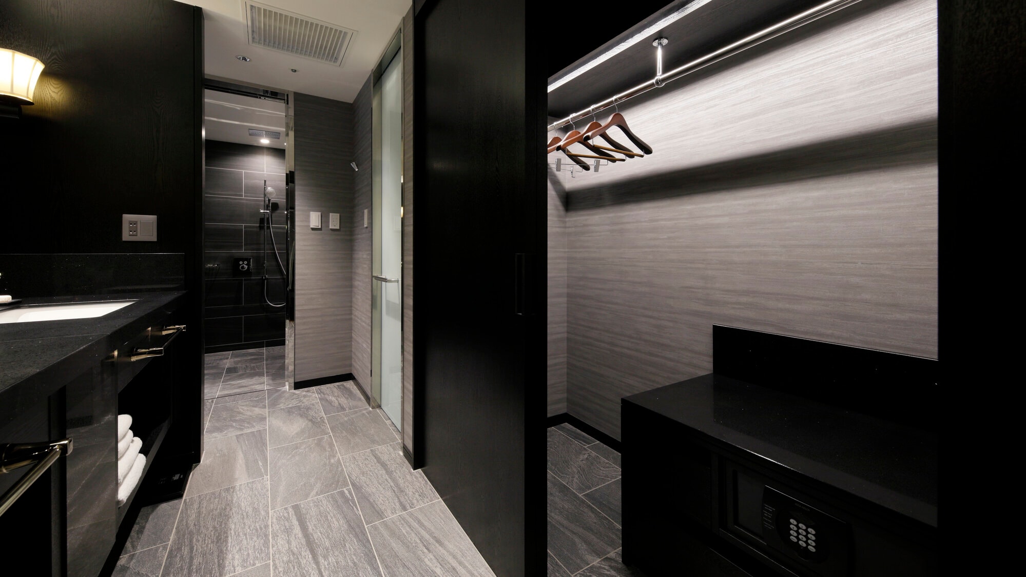 Closet/Suite Room with Club Lounge Access