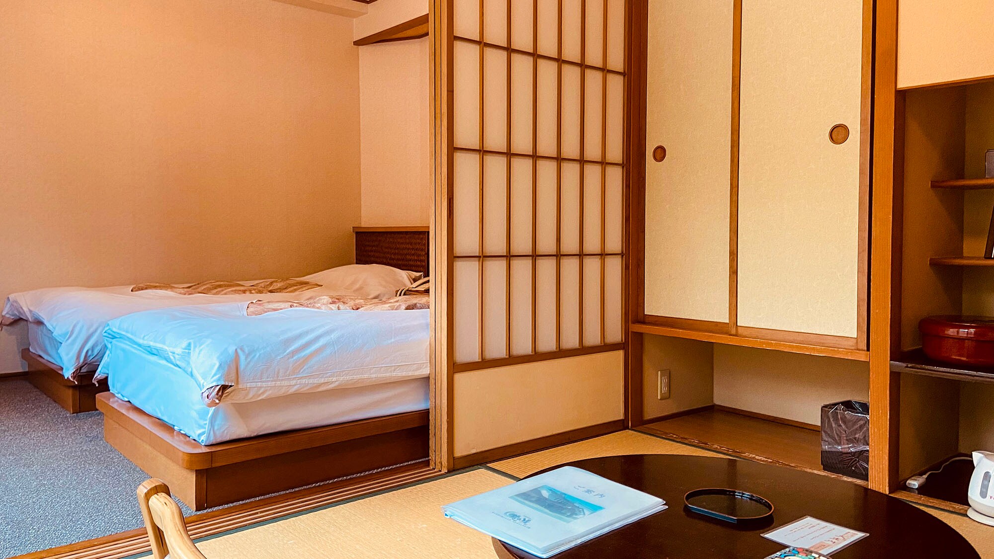 ・[Japanese-Western Room A] Twin beds and a living room space (4.5 tatami mats). A functional room that combines the best of Japanese and Western styles.