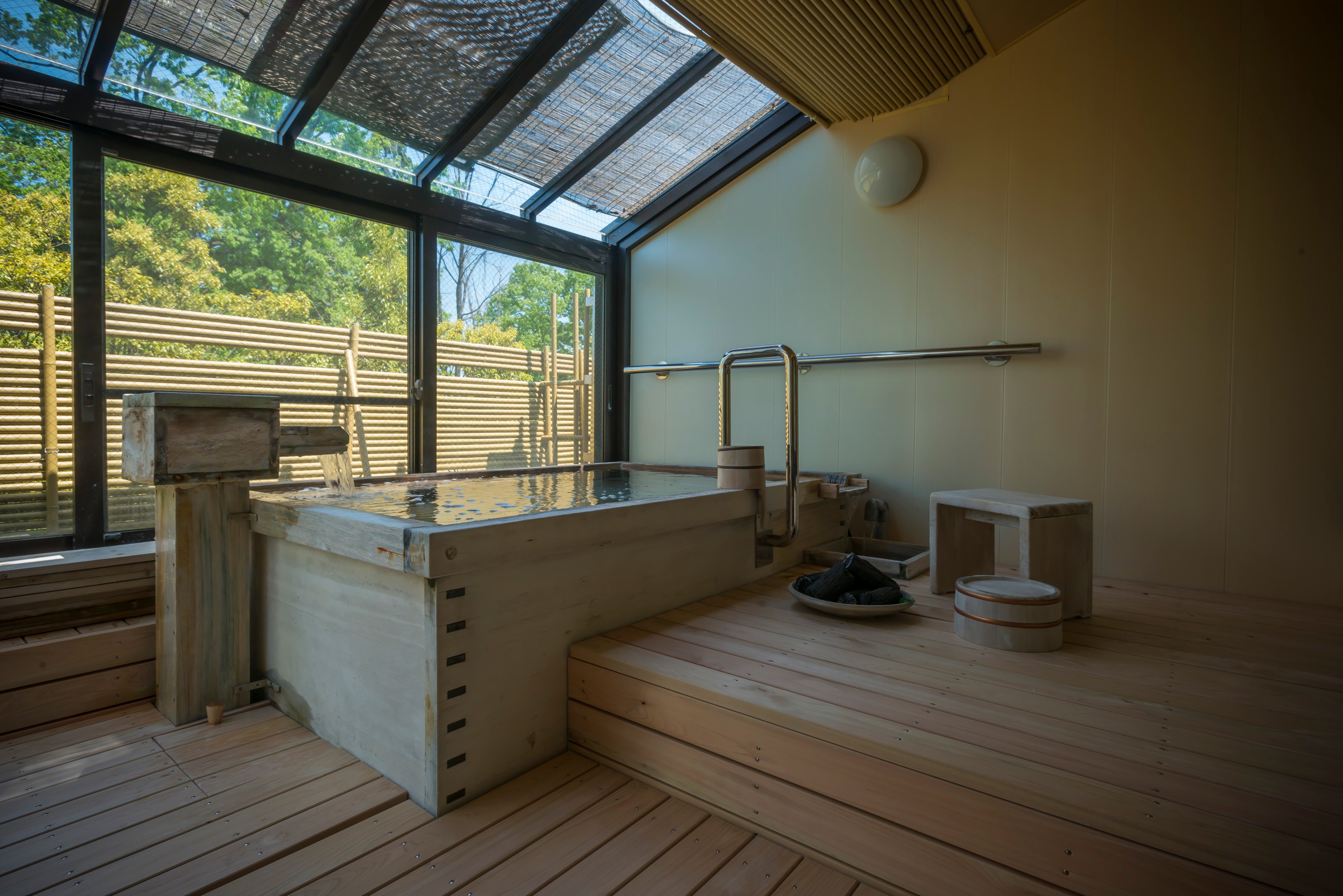 [Guest room with open-air stargazing bath (Universal Style) "Kotobashiragusa"]