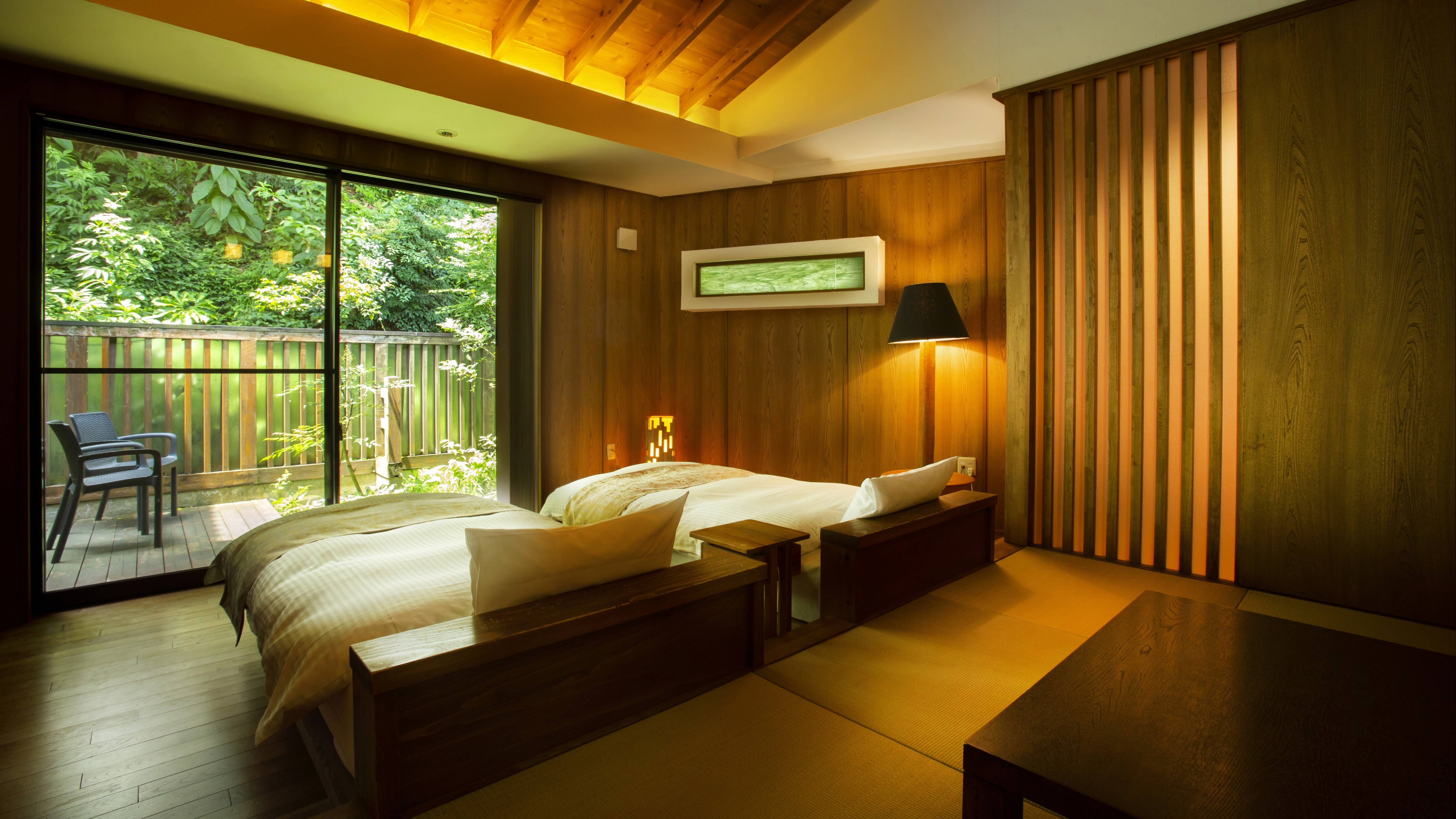 [New Wing/Fuyuka] A comfortable Japanese-Western style room with plenty of wood throughout. Comes with a private courtyard garden and wooden deck.