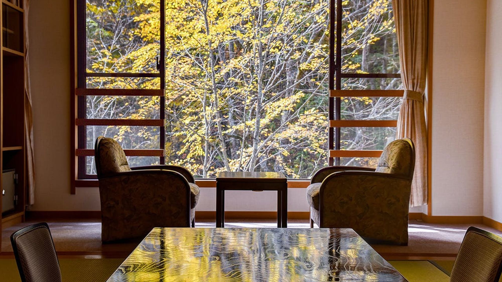 【本館日式房間示例】山間溪流的聲音和滿窗的秋景