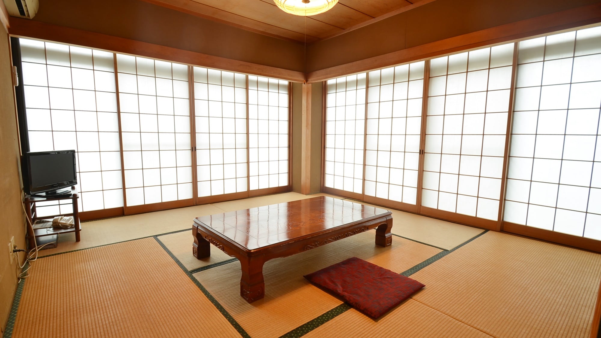 *It is a spacious room with two 6 tatami mats.