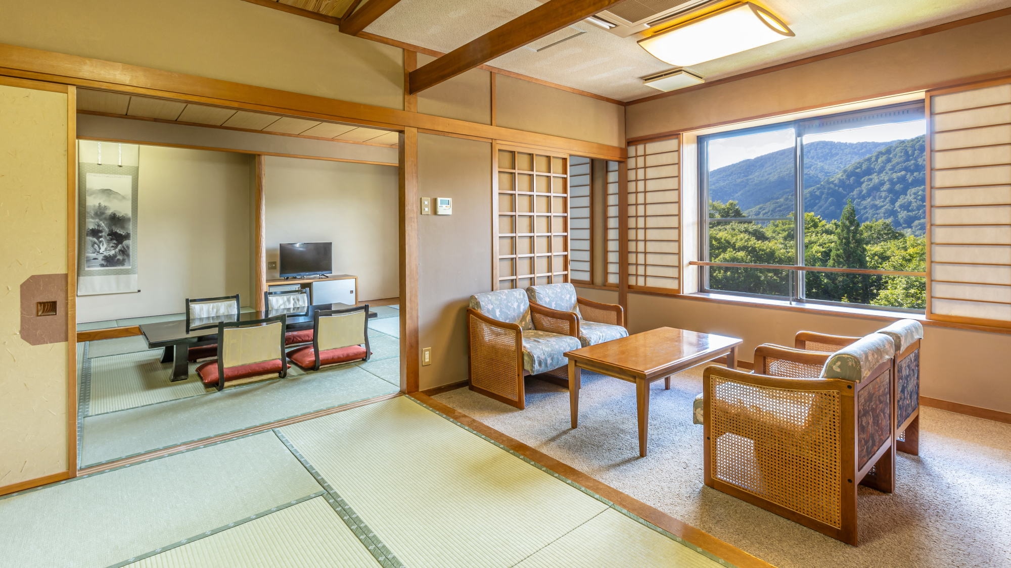 【본관 특별실(12 다다미+8 다다미+3 다다미)】넓이 66.3m2, 본관 최상층의 5층에 위치하는 순 일본식의 특별 일본식 방입니다