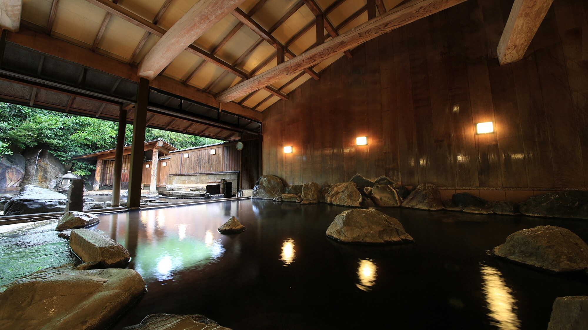 [Pemandian umum besar] Tersedia mulai pukul 06.00. Anda mungkin berkesempatan untuk menikmatinya sendiri... jadi pastikan untuk bangun pagi.