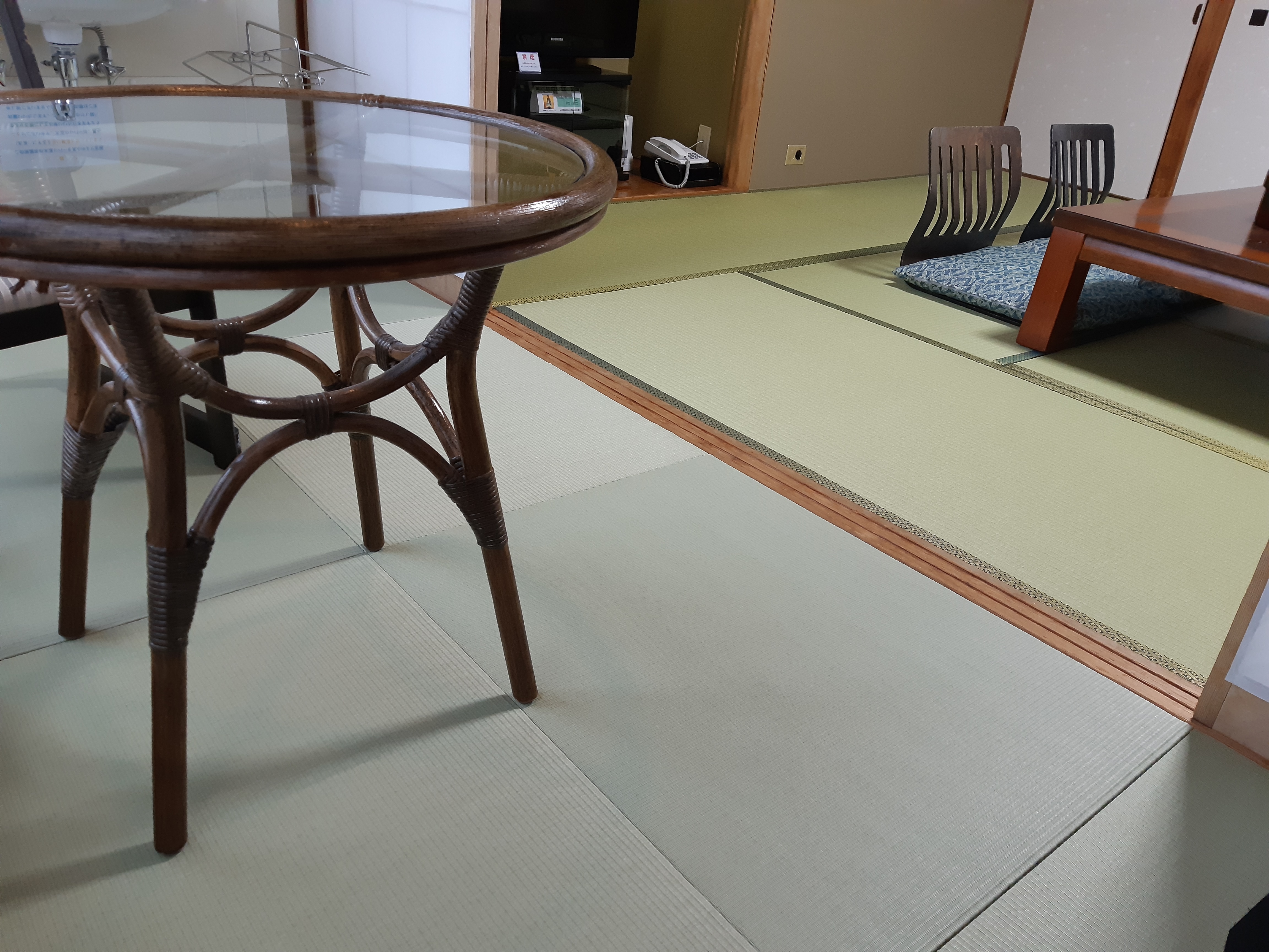 Sàn nhà cạnh cửa sổ được trải chiếu tatami Ryukyu rất thoải mái.