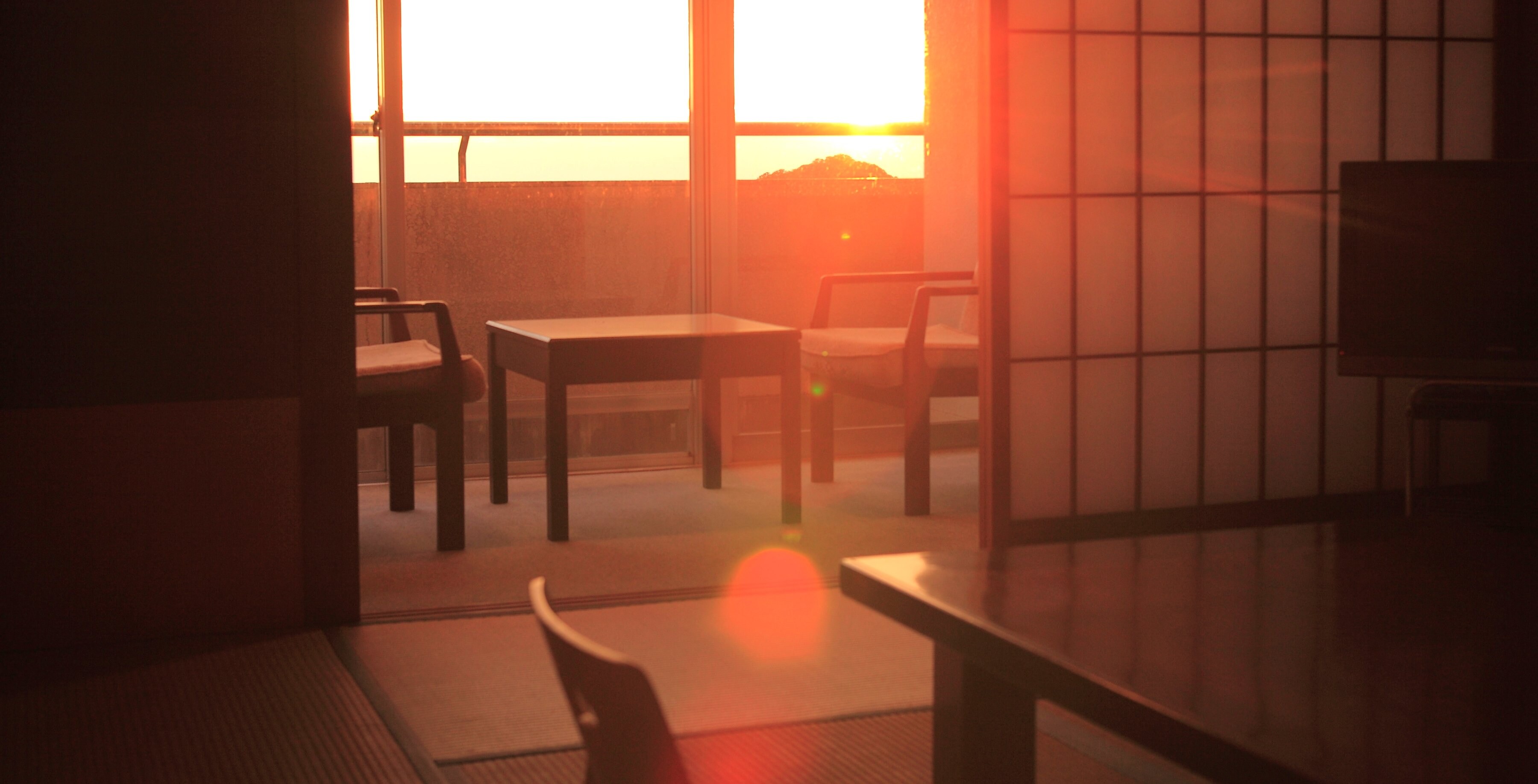 [Guest room] The deep red sunset shines in