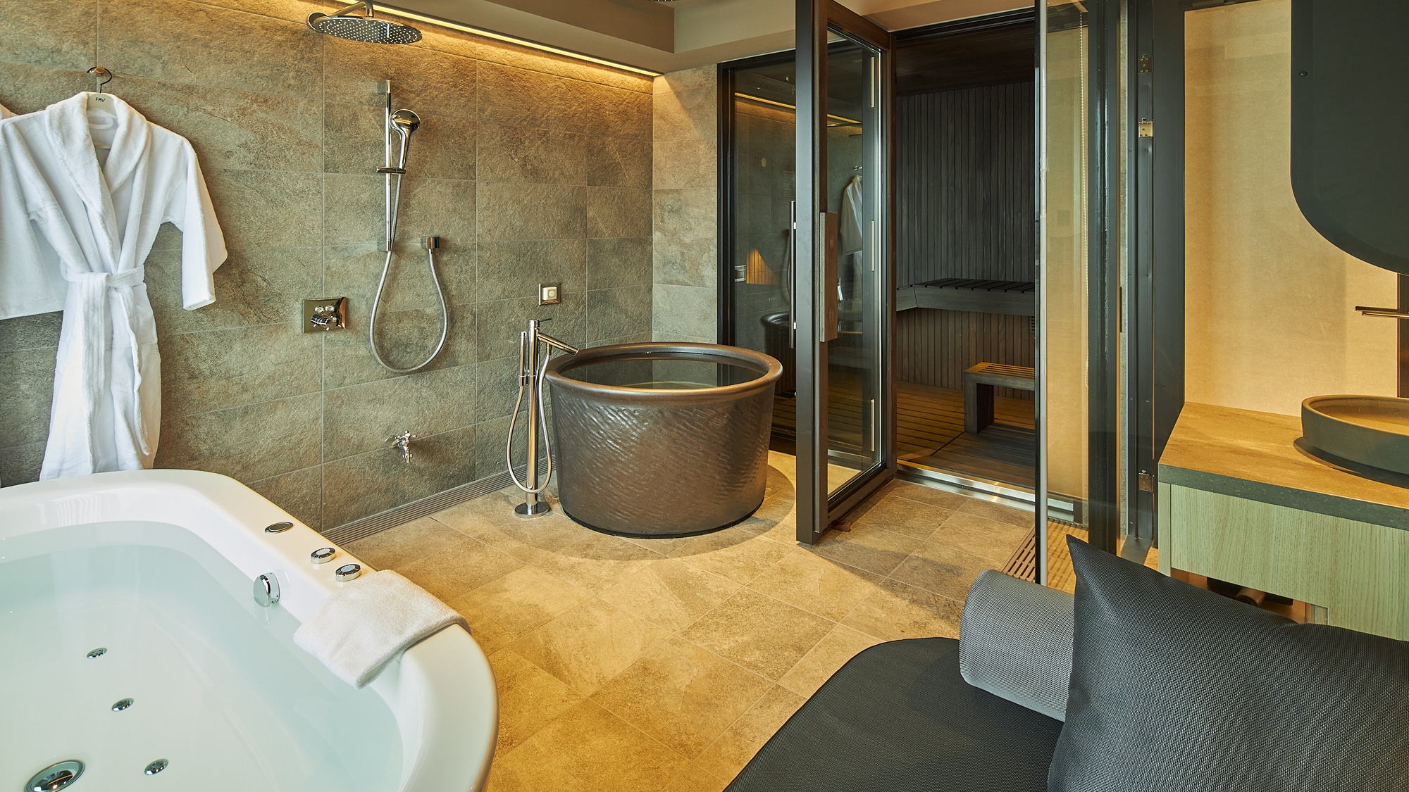 Suite with SAUNAGE5