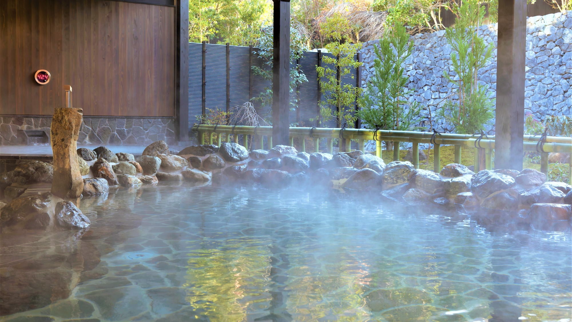 [Open rock bath]