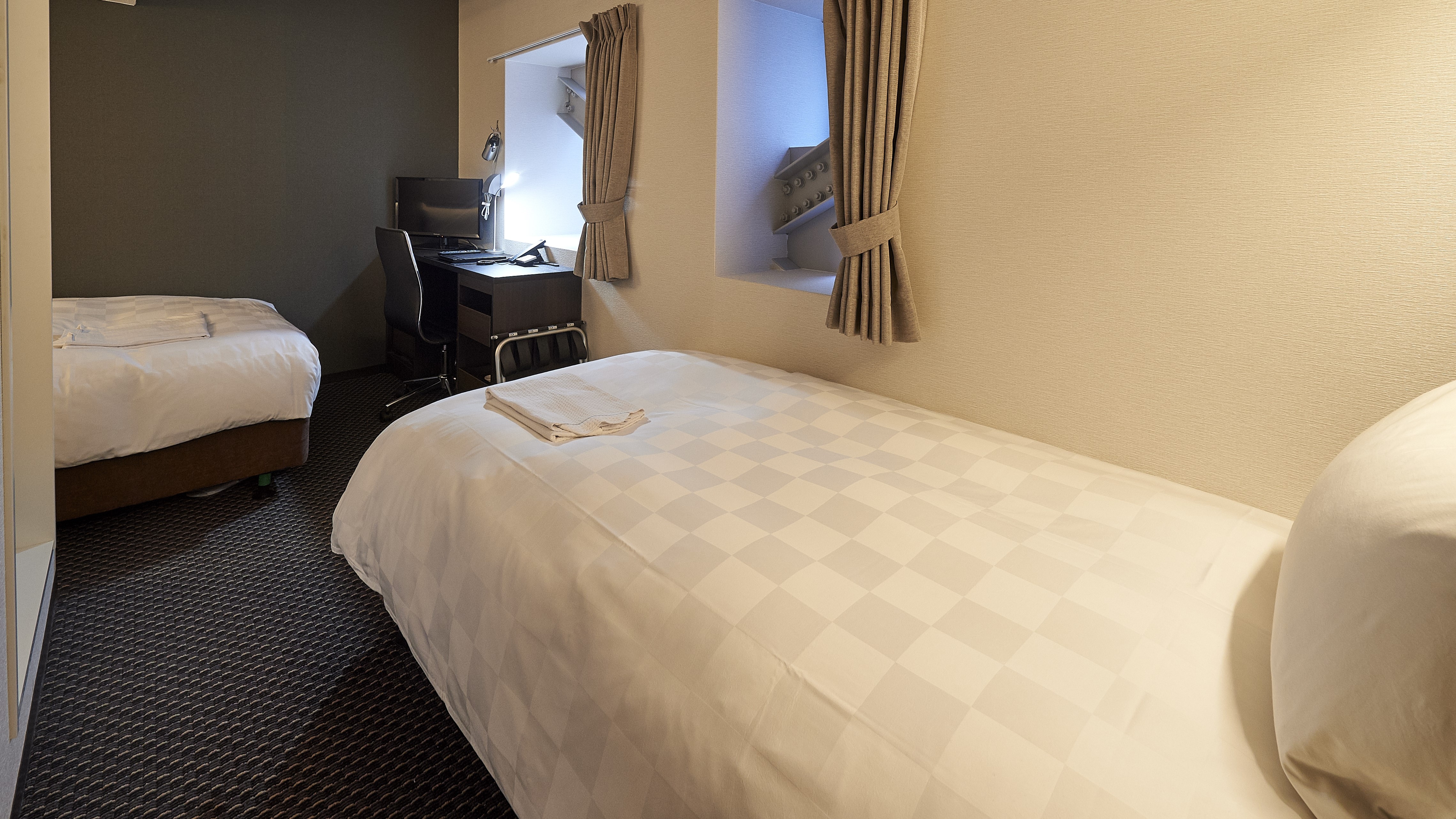 Large Twin / Two beds are placed apart. (Example of a guest room)