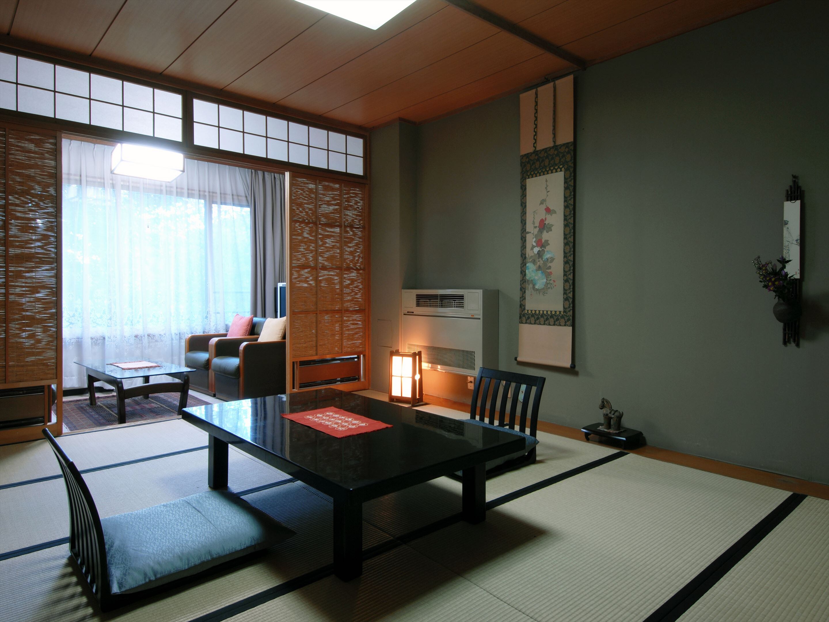 The 14 tatami Japanese-style room is ideal for those who want to relax together!