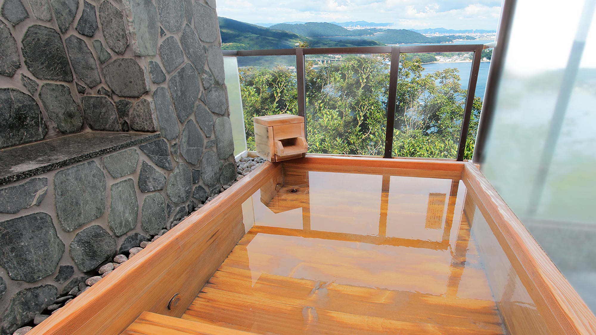 Enjoy the Manyo nature while feeling the sea breeze in the open-air bath