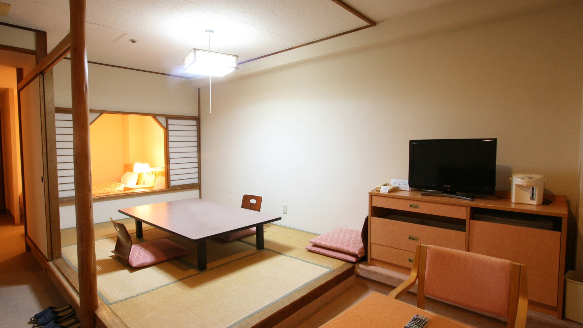 [Non-smoking] Japanese-Western style room (Japanese-style room 6 tatami mats + twin bedroom)