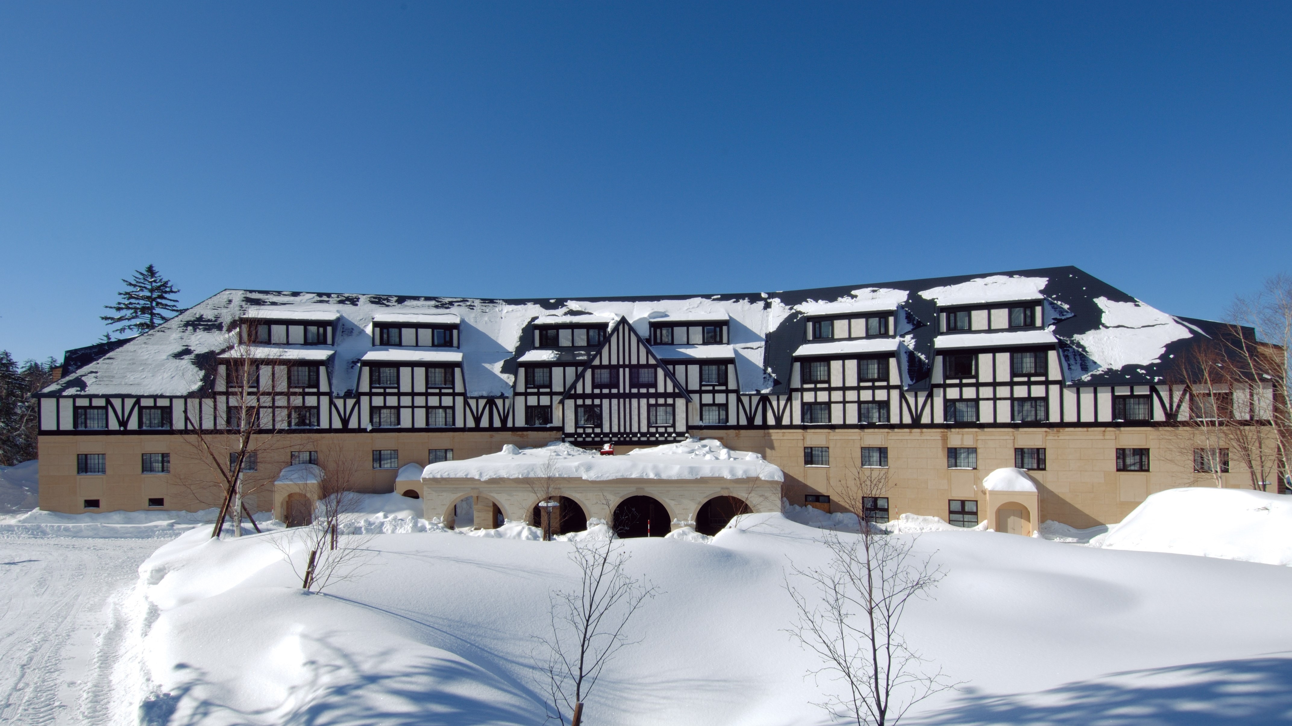 Appearance ◆ When you step out of the hotel, you will find the world of silver.