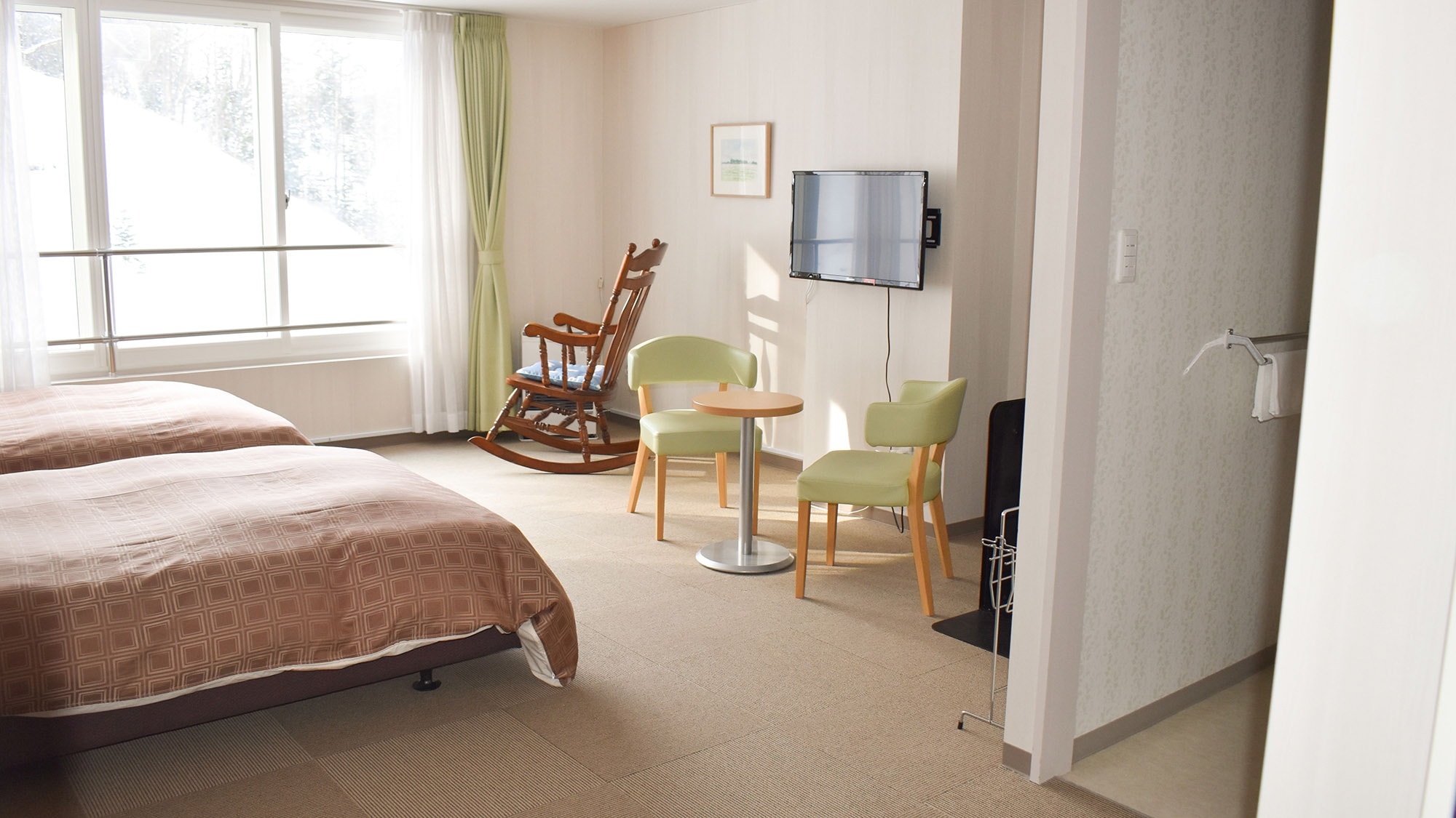 ・[Guest Room (201)] A sunny room with a view of the Shikaribetsu Gorge mountains from the window.