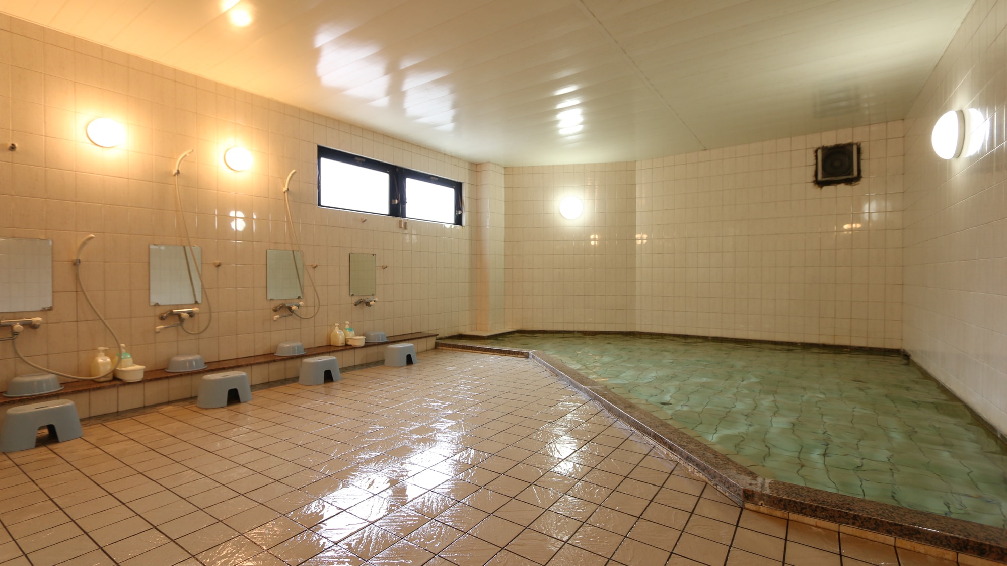Please relax and heal your body in the spacious bath.