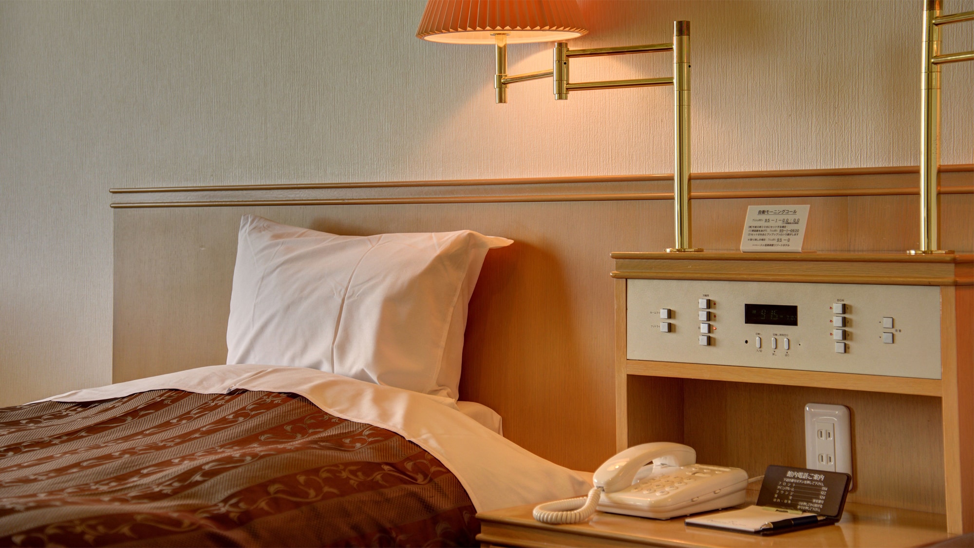 * [Western-style room 30-36 square meters (with bath/toilet with bidet)] All rooms are equipped with spacious semi-double size beds.