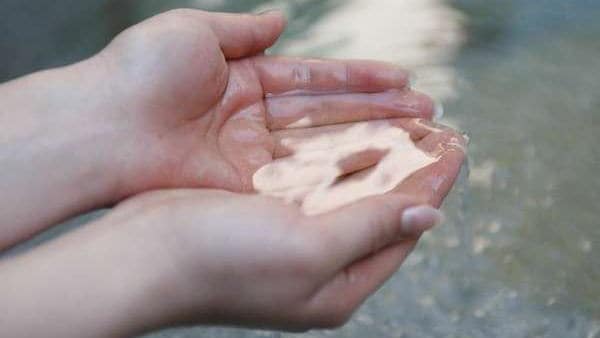 The tasteless, odorless, colorless and transparent hot water moisturizes and moisturizes the skin.