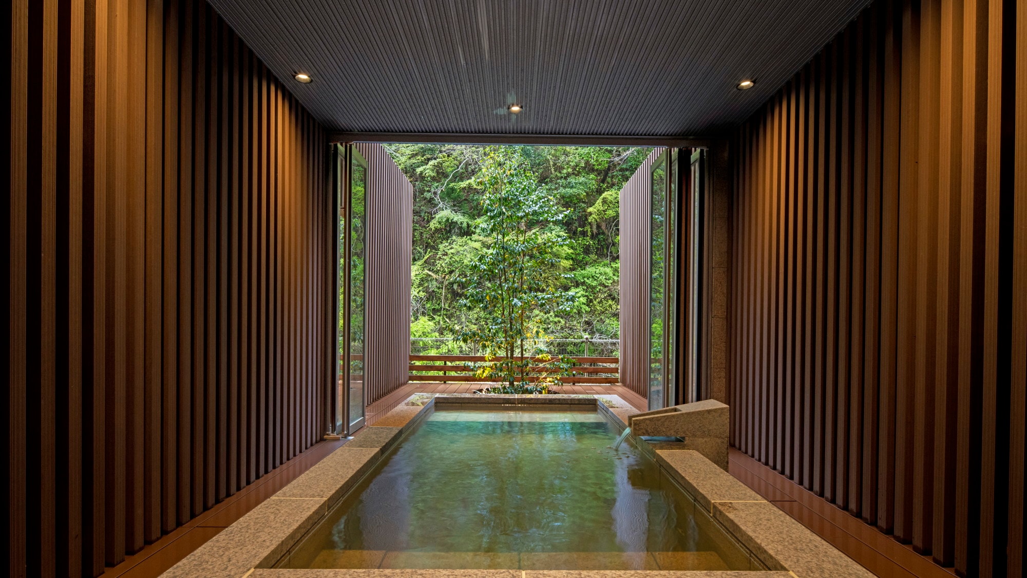 Guest room with semi-open-air bath "Yamabiko"