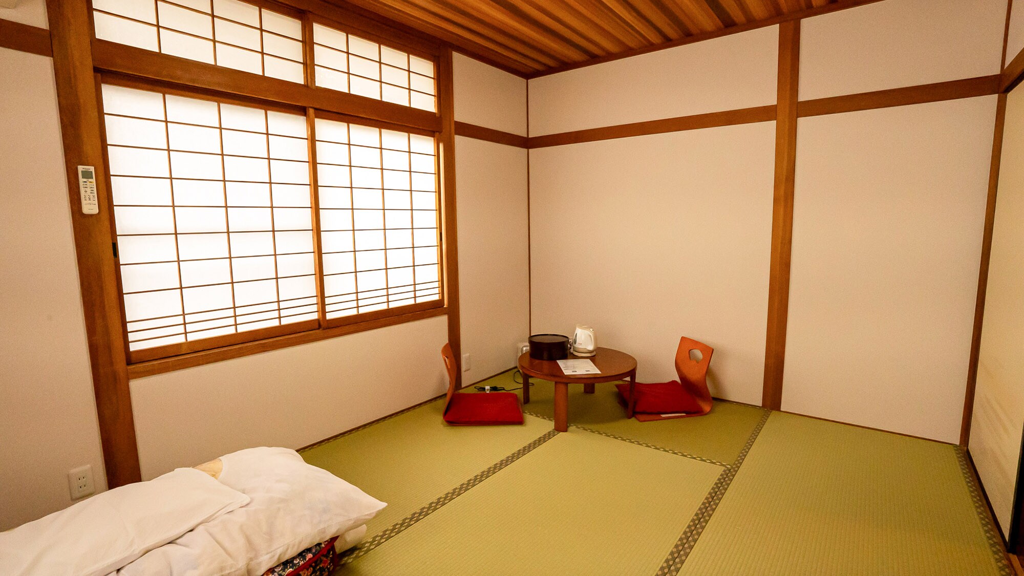・Kamar bergaya Jepang dengan 6 tikar tatami/Kamar bergaya Jepang di mana Anda dapat meregangkan kaki dan bersantai.