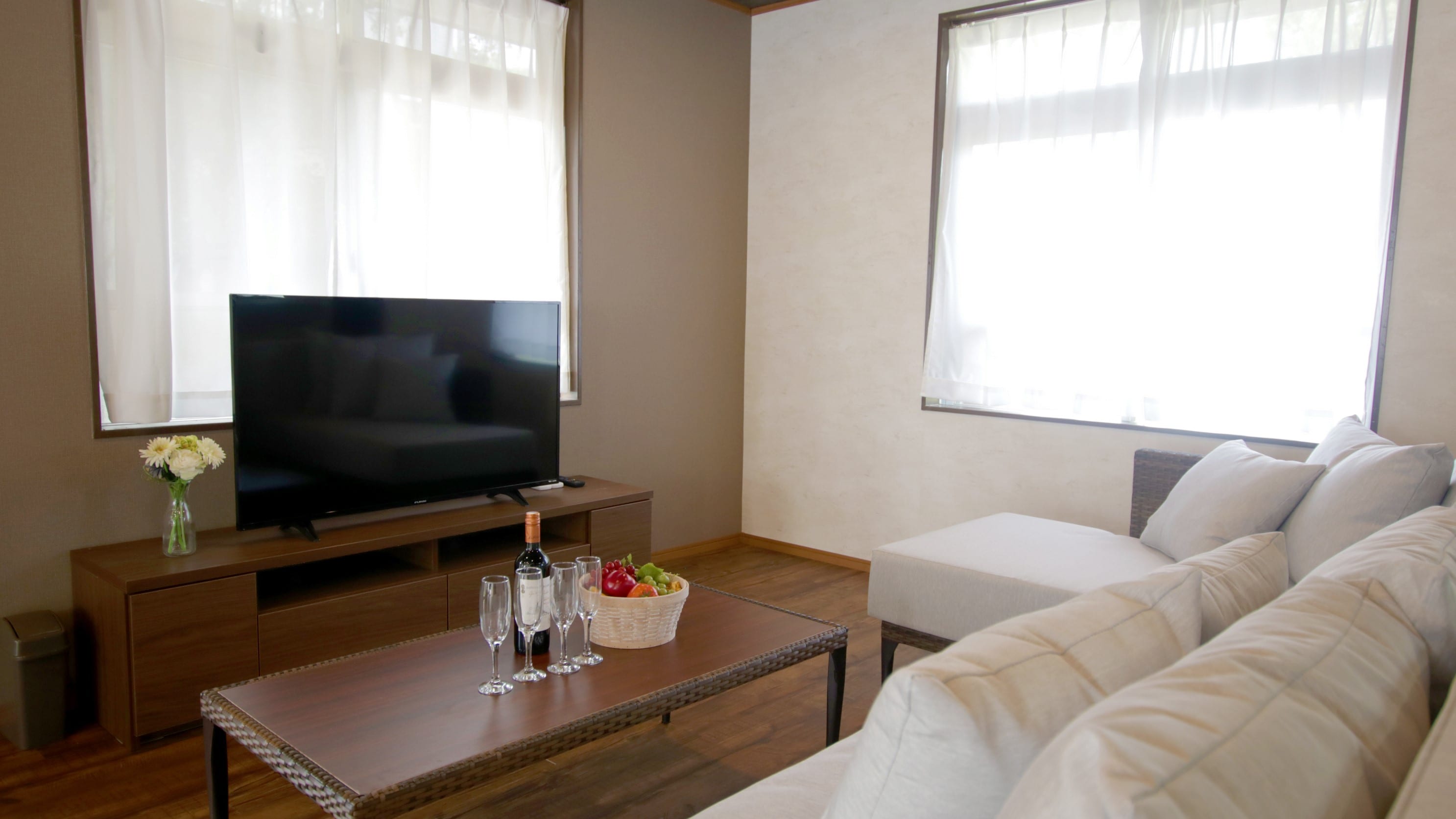 Không gian sống rộng rãi với ghế sofa lớn