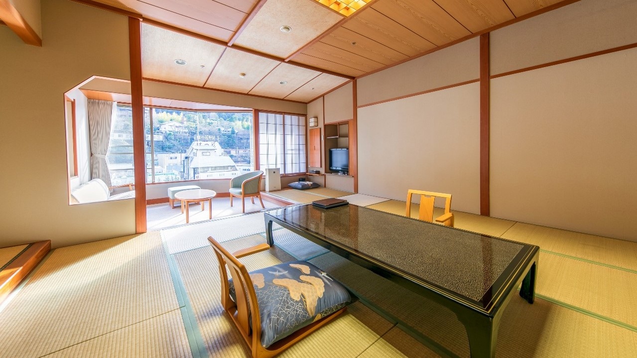 [River side] An example of a Japanese-style room (rock bath) with a free-flowing open-air bath