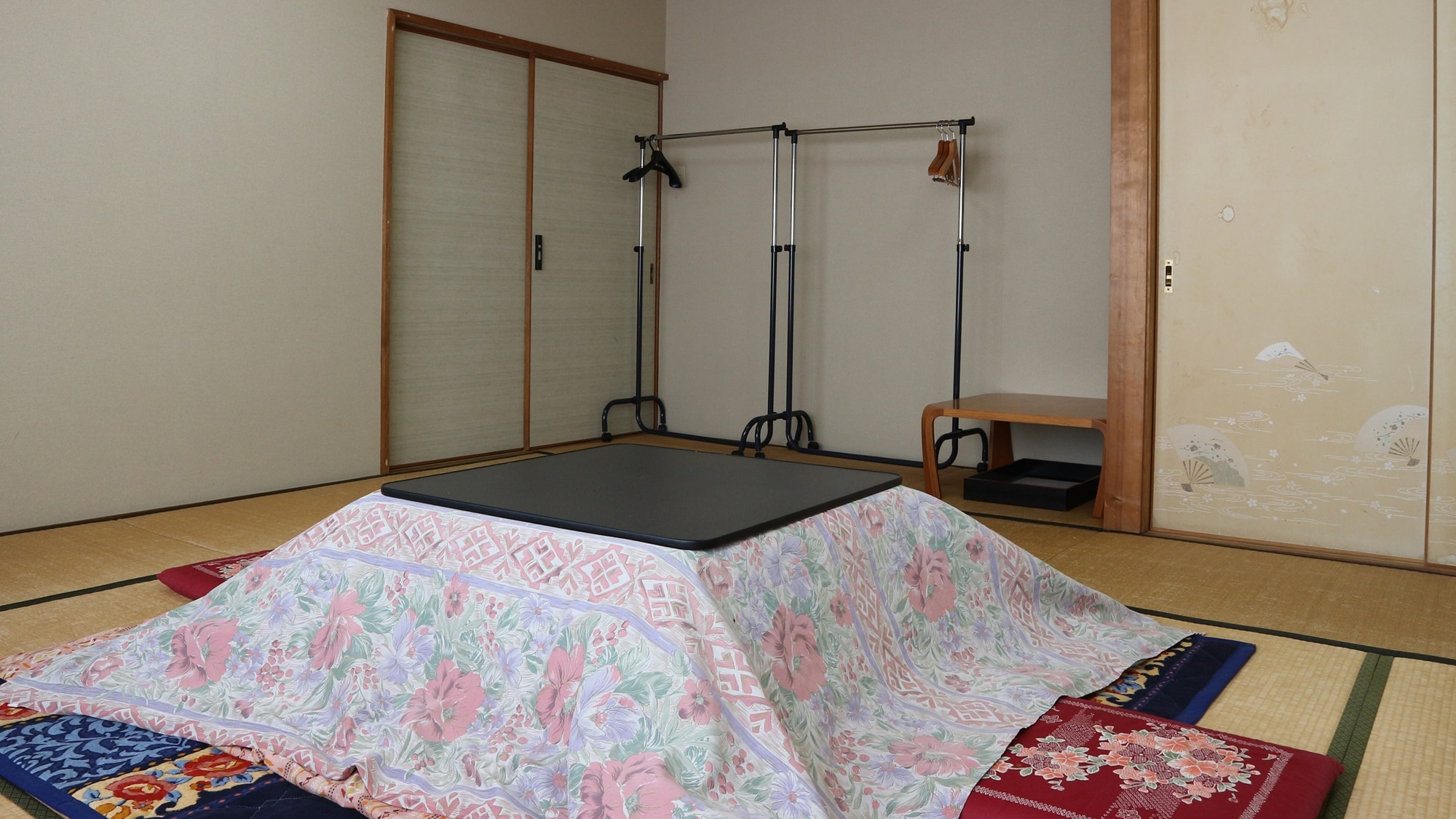 *Example of a Japanese-style room/In winter, you can relax in the kotatsu.