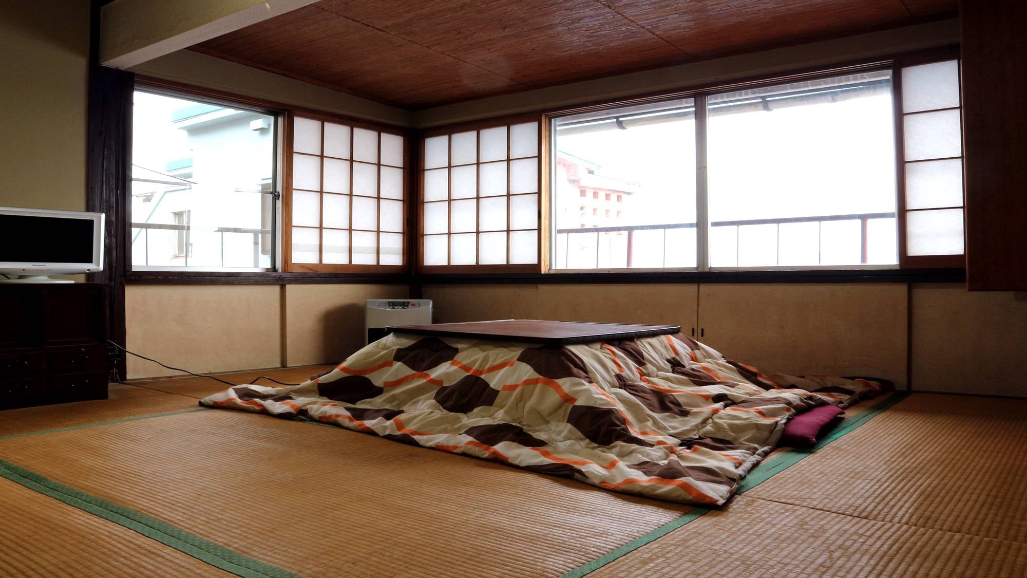 * [Example of guest room on the 4th floor] A room that retains the atmosphere of the Showa era (a kotatsu is served in winter).