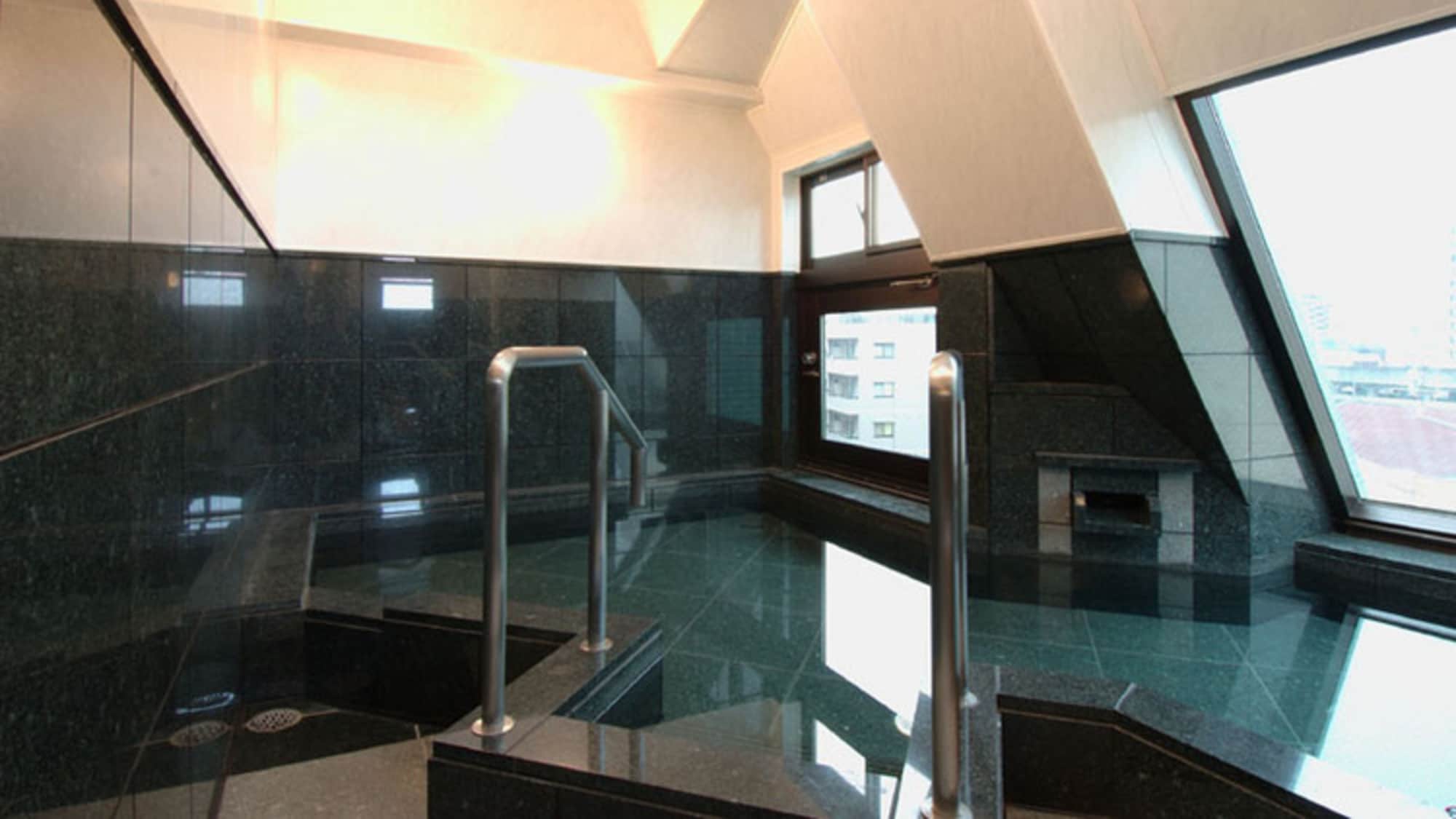 Panoramic bath