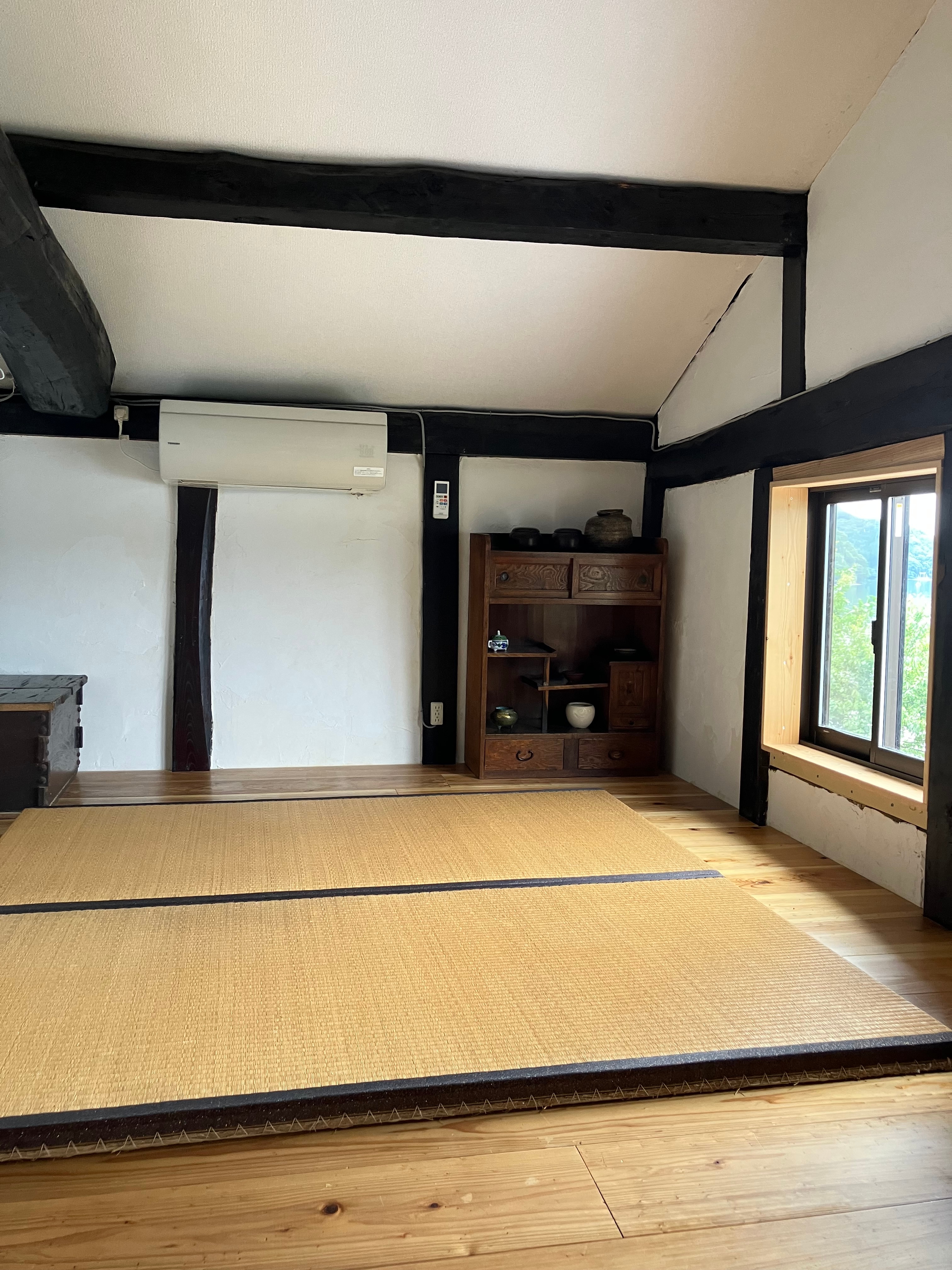 There is one double bed and two tatami mats.