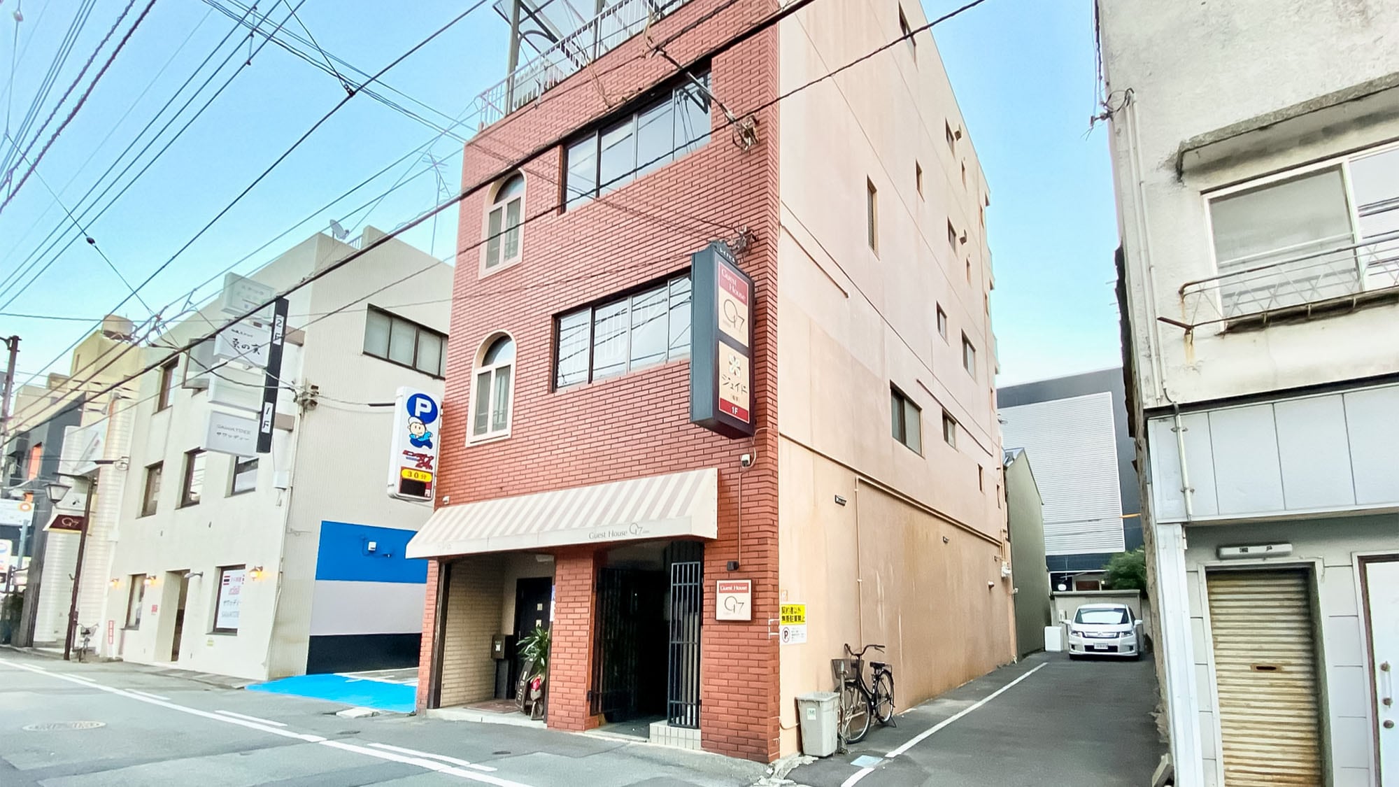 ・私人停車場位於建築物的右側。