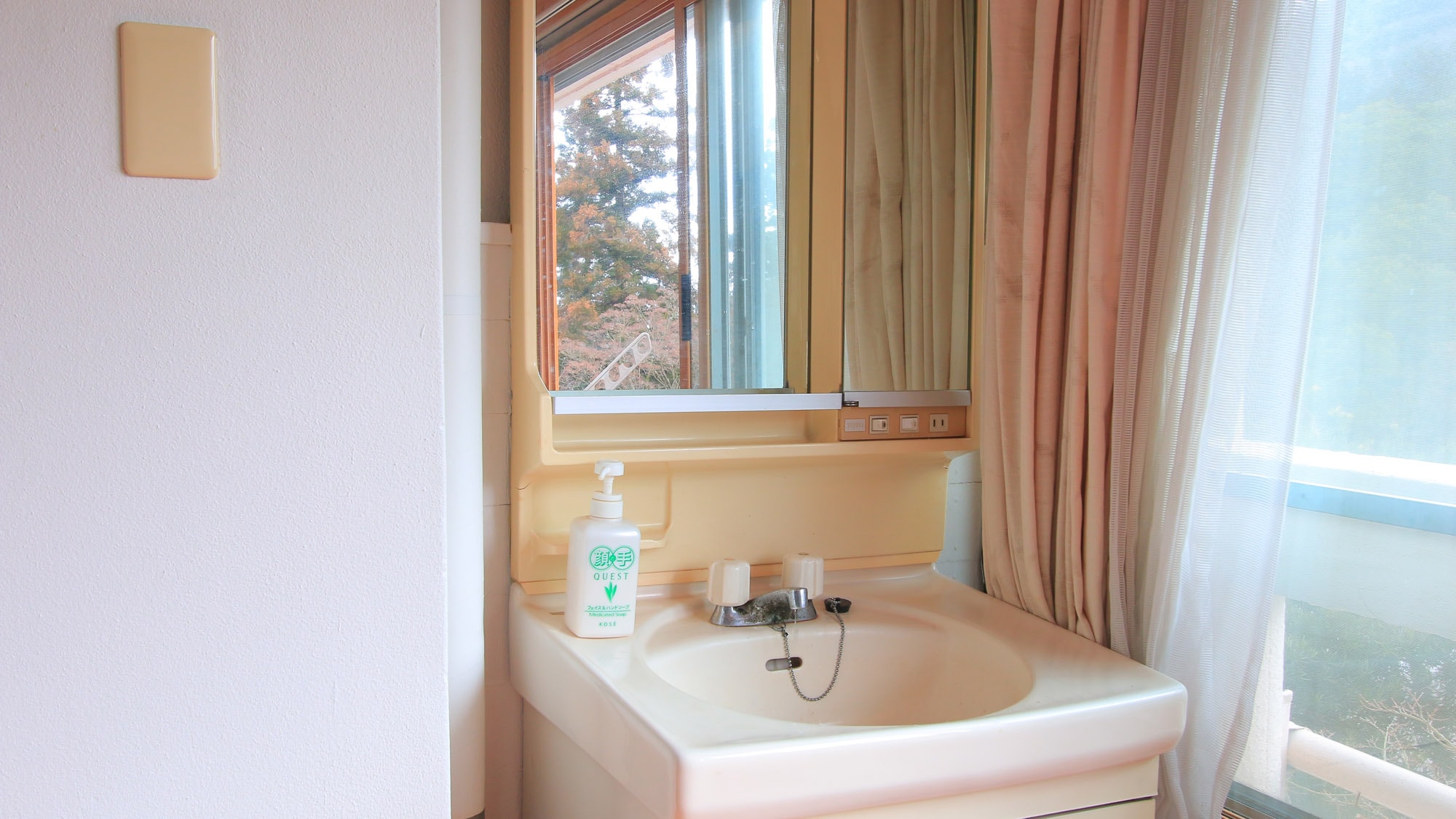 [Guest room example] There is also a washbasin