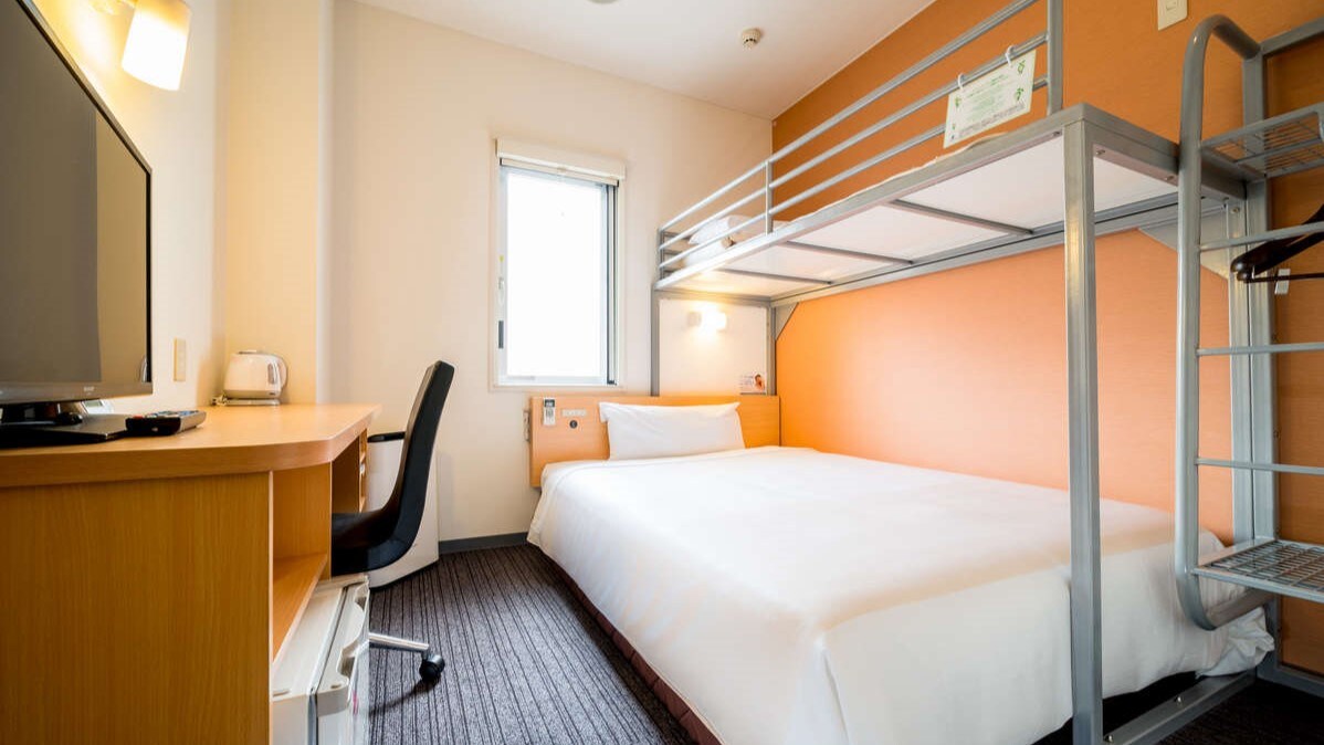 Comes with a loft bed that is popular with children.
