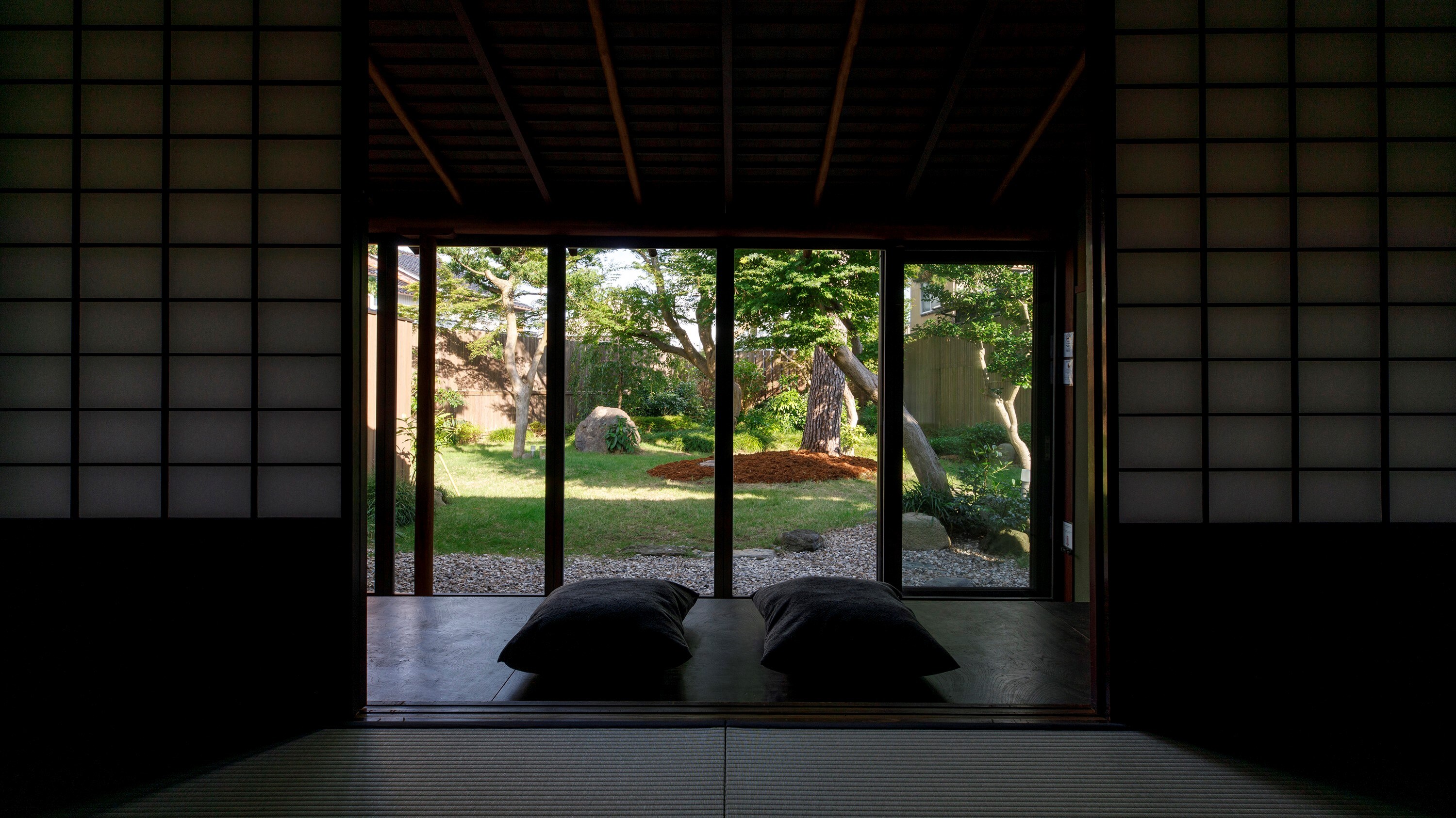 [Where the Clouds Go] Time passes slowly as you sit on the veranda and look at the scenery.
