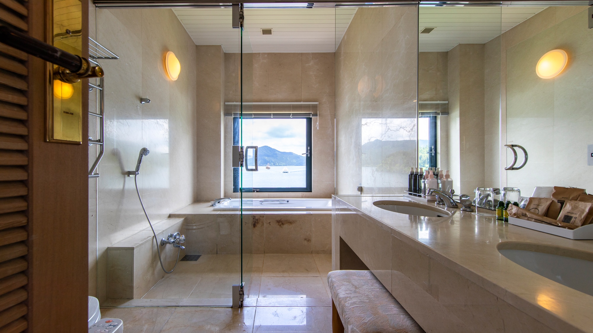Western-style room 82 square meters [with living room overlooking Lake Ashi] Lake view suite